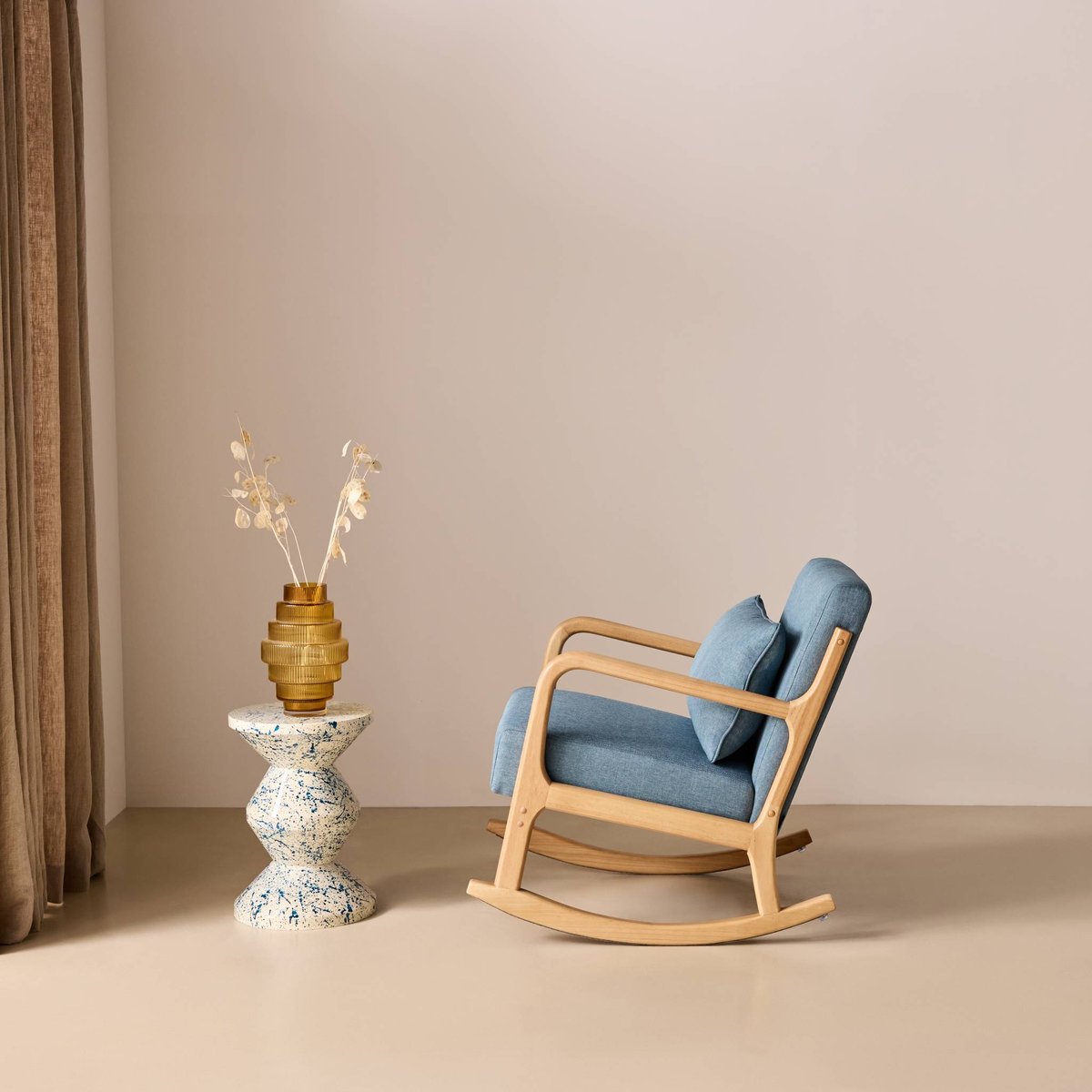 Rocking chair scandinave bois d'hévéa et tissu LORENS gris foncé, SWEEEK