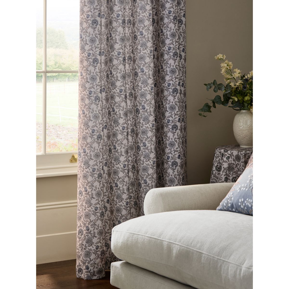 Rideaux doublés en chenille à plis et fleurs naturel/bleu, NEXT