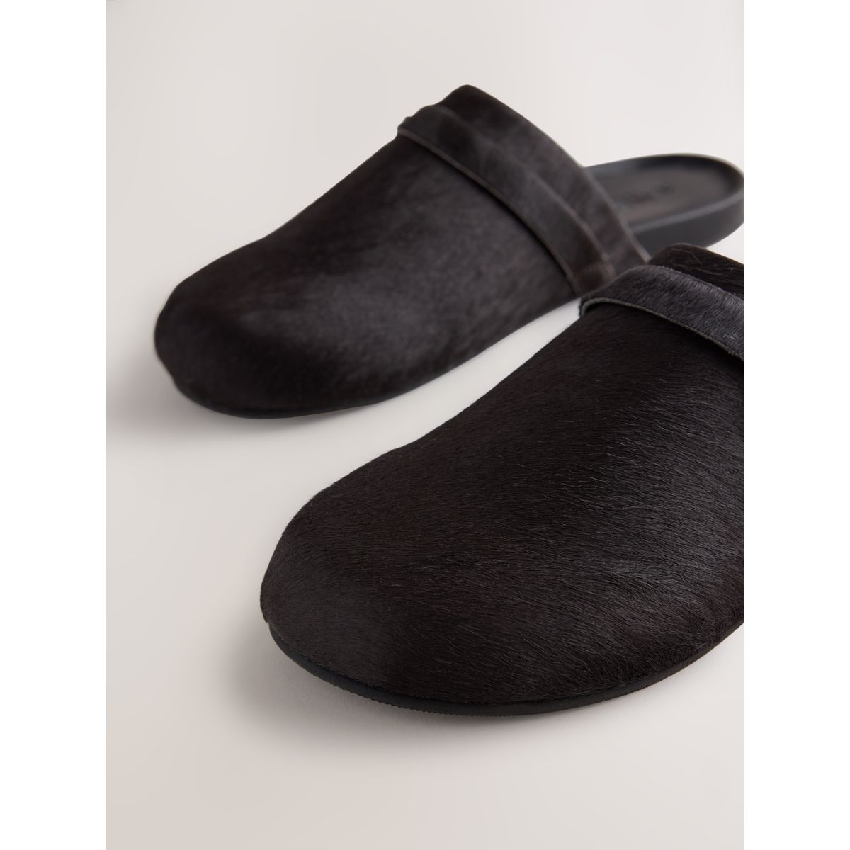 Chaussures fines à bout rond et assise moulée noir, NEXT