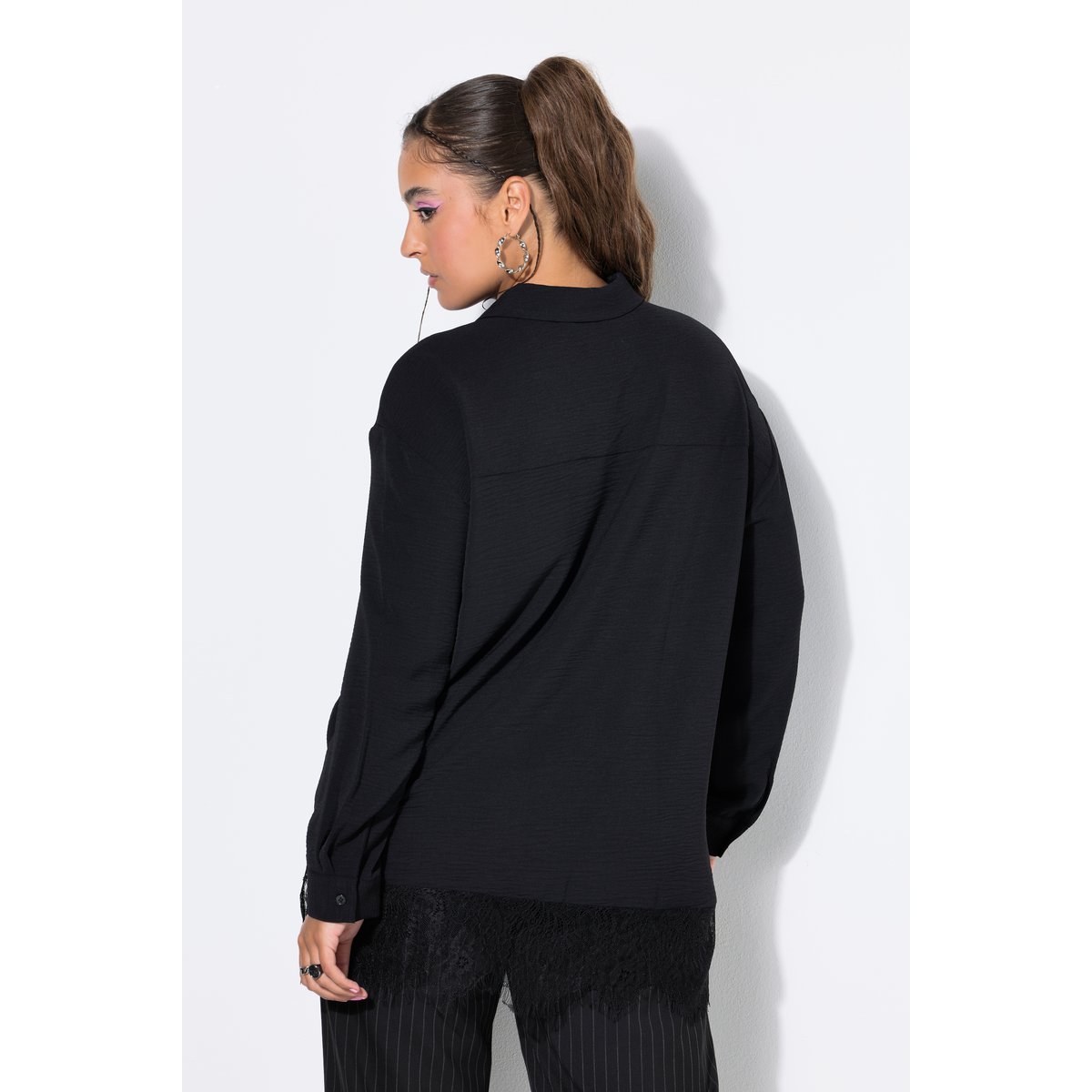 Chemisier, coupe droite, ourlet en dentelle noir, STUDIO UNTOLD