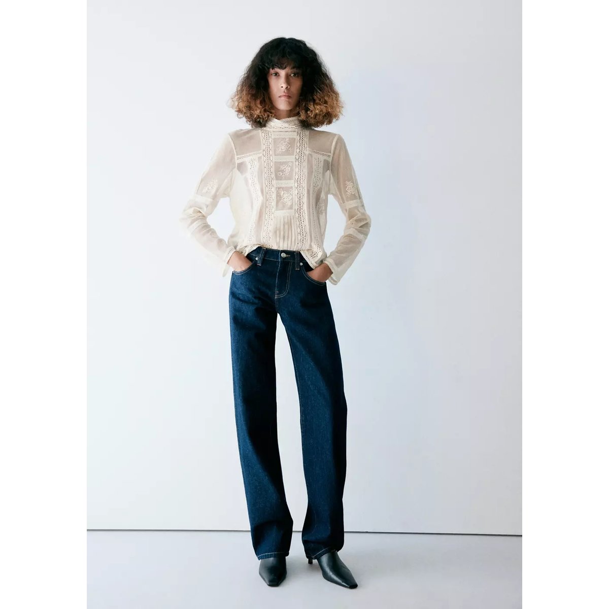 Blouse à broderie col montant écru, MANGO