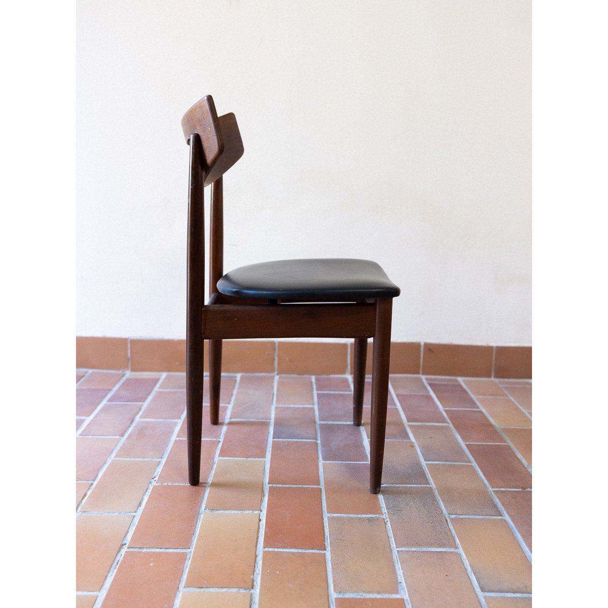 Lot de 5 sublimes chaises Alma N°1800 - Bon état bois foncé, DEBONGOUT