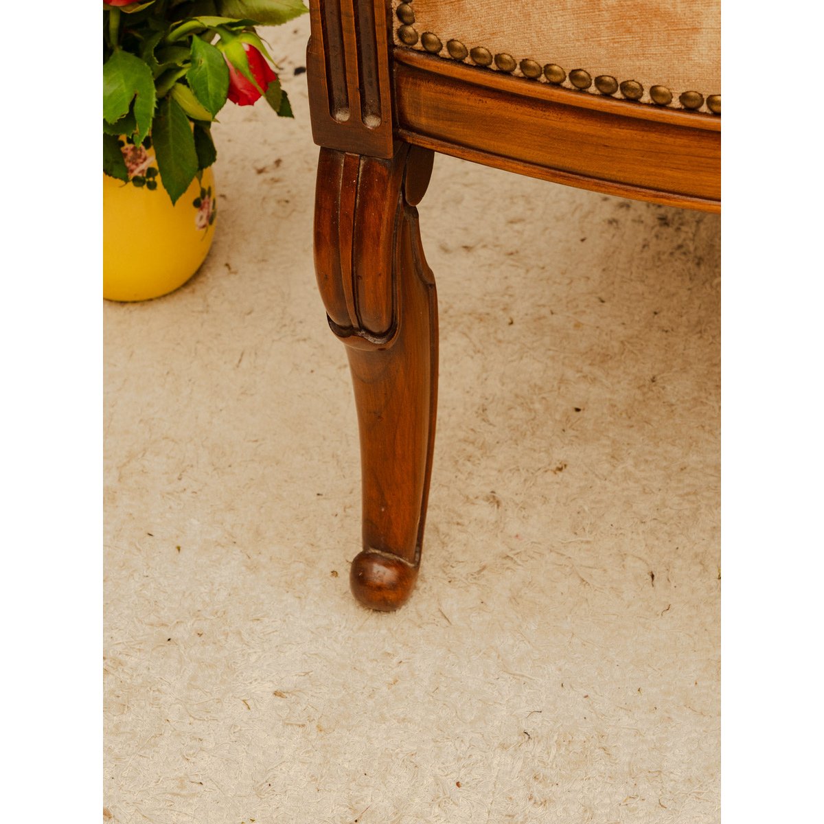 Paire de fauteuils en bois et velours beige Ernest N°1644 - Bon état bois foncé, DEBONGOUT