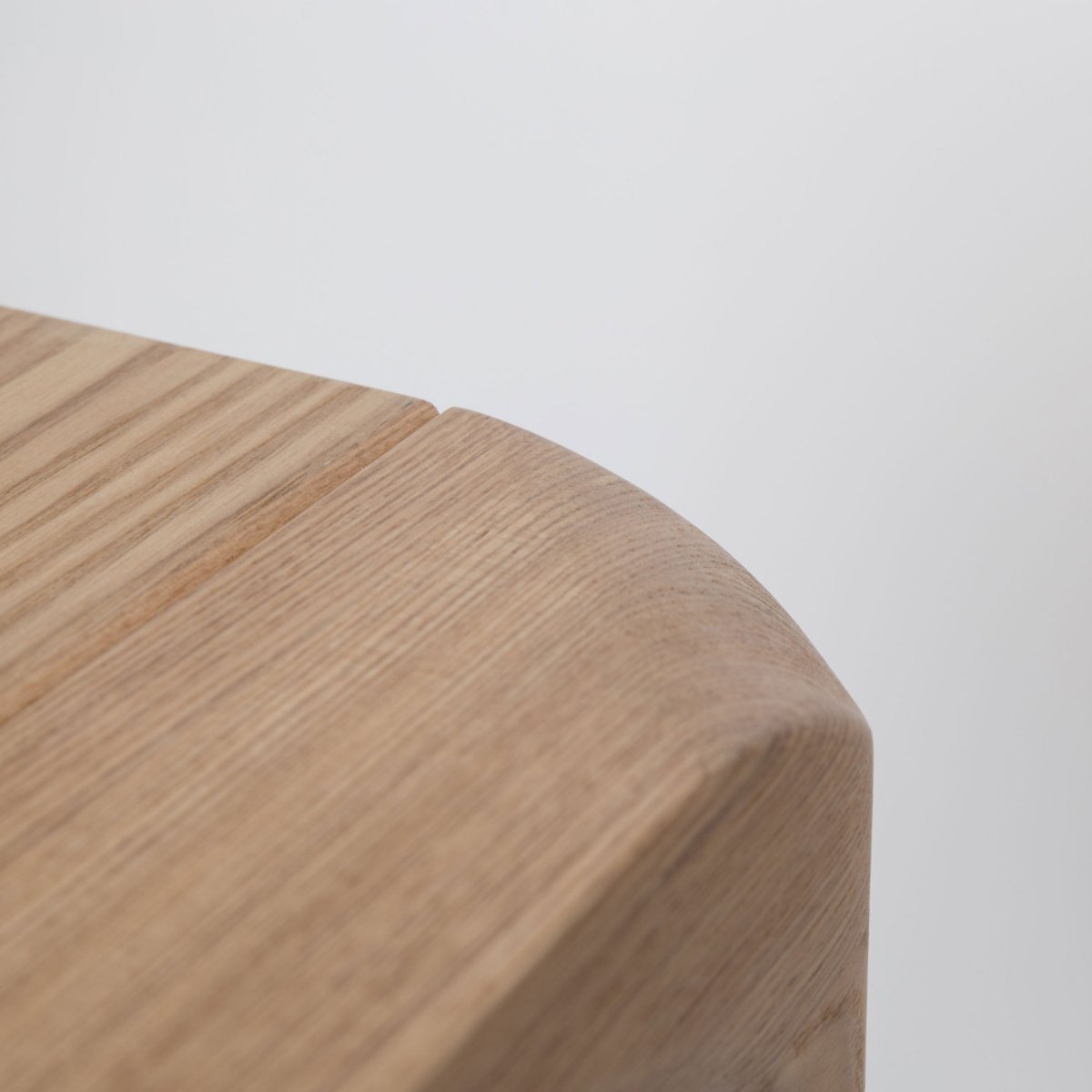 Table à manger 6 personnes aux bords arrondis en bois- STORM bois clair, ZUIVER