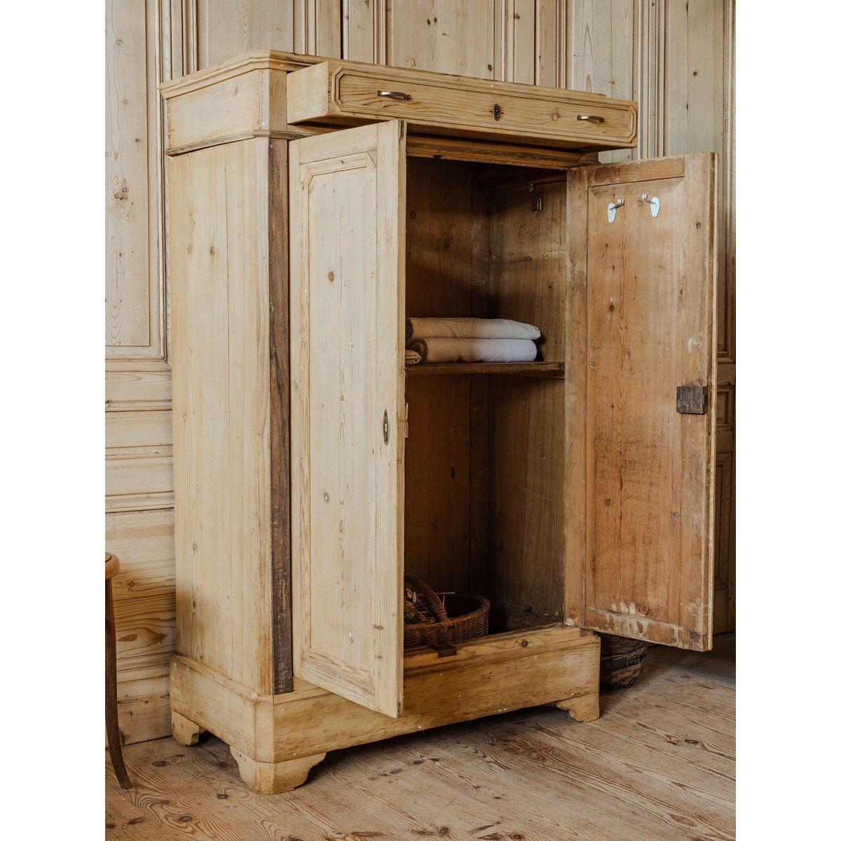 Armoire en bois Blandine N°439 - Bon état bois clair, DEBONGOUT