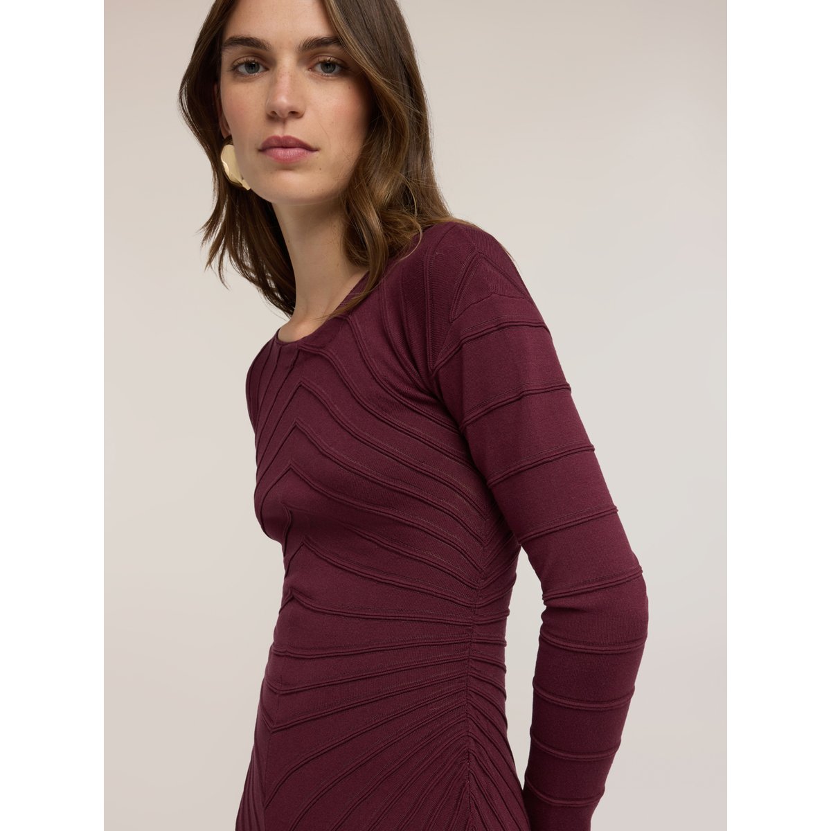 Robe fourreau avec texture en relief burgundy, MOTIVI