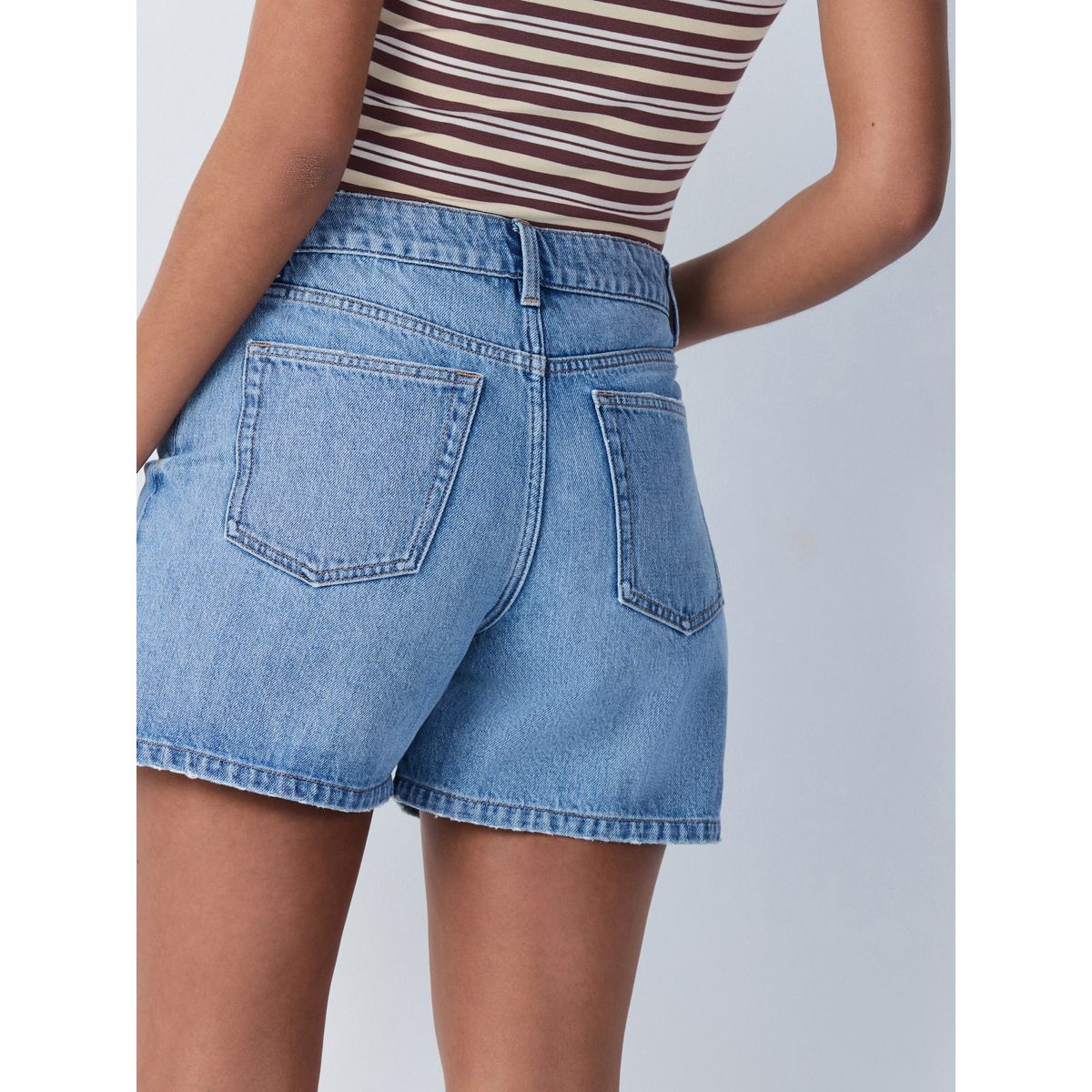 Short en denim taille haute coupe trapèze bleu moyen, NEXT