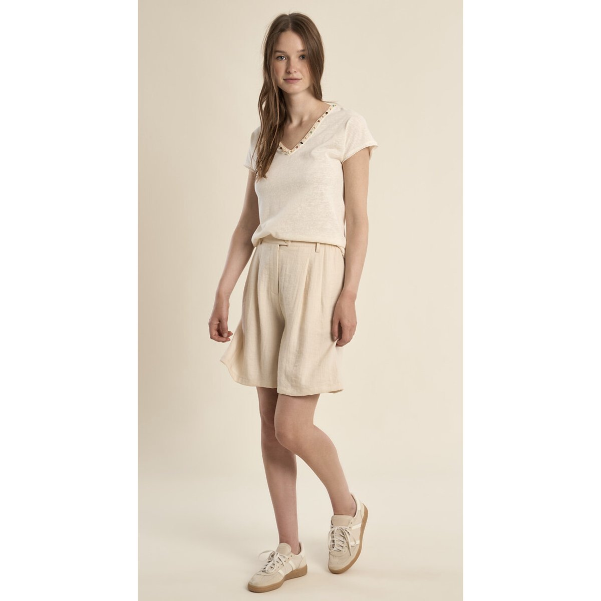 T-shirt a maniche corte con scollo a V e dettaglio in perle bianco, MOLLY BRACKEN