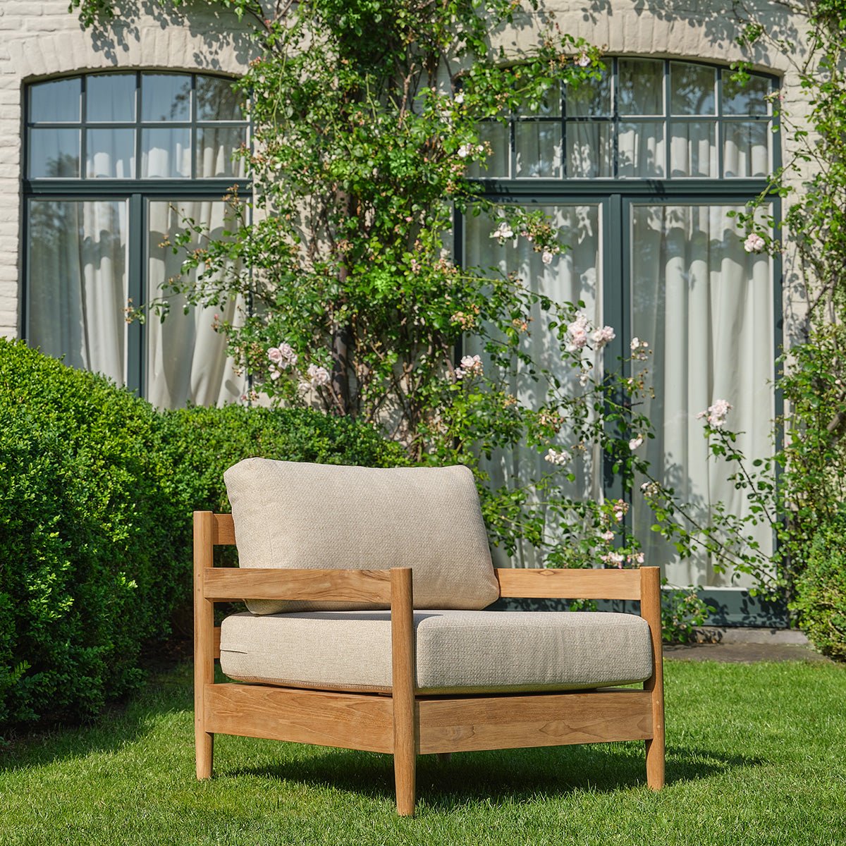 Fauteuil de jardin bas en teck massif avec coussins CALVI beige_chine, BERAH GETAH