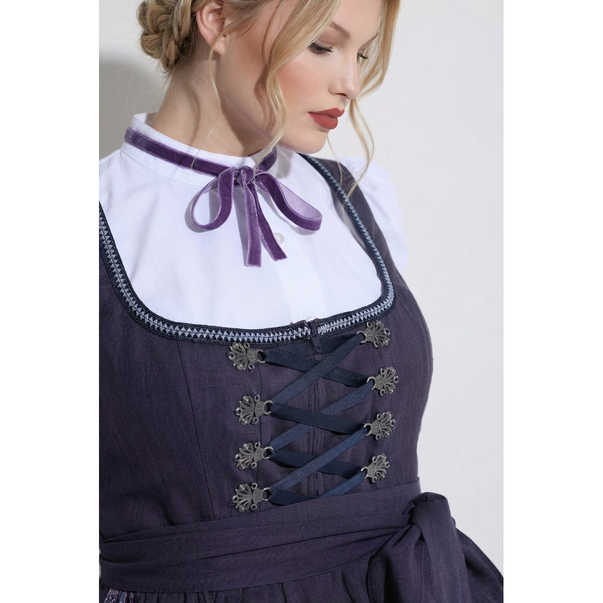 Dirndl en lin mélangé, fleurs, col carré violet foncé, ULLA POPKEN