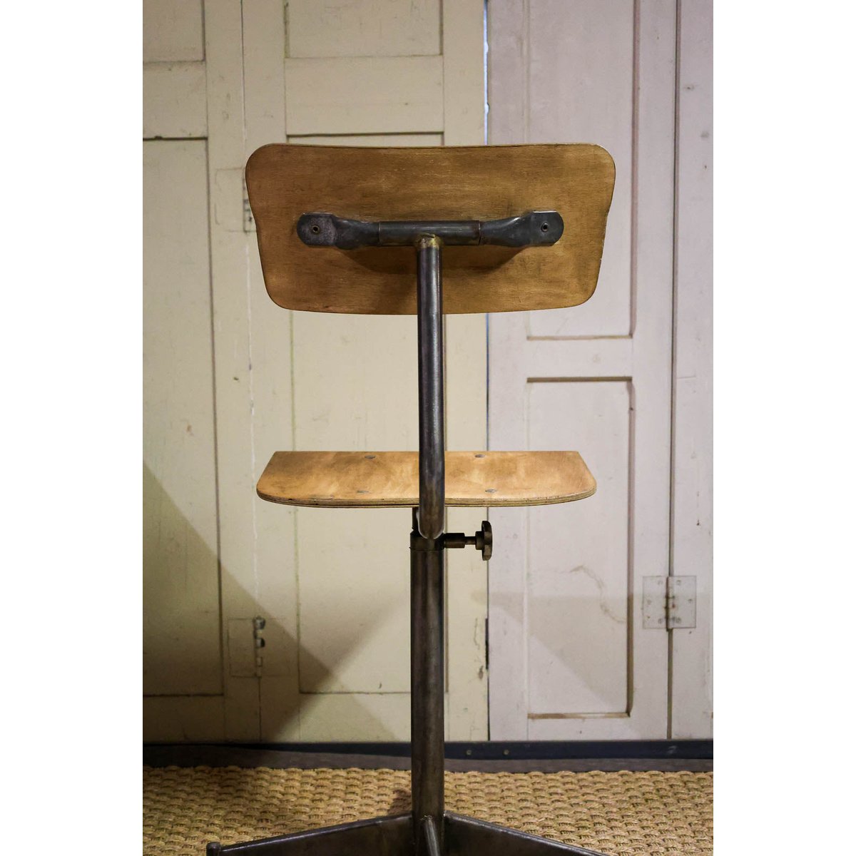 Chaise d'atelier en métal et bois Claude N°880 - Bon état bois clair, DEBONGOUT