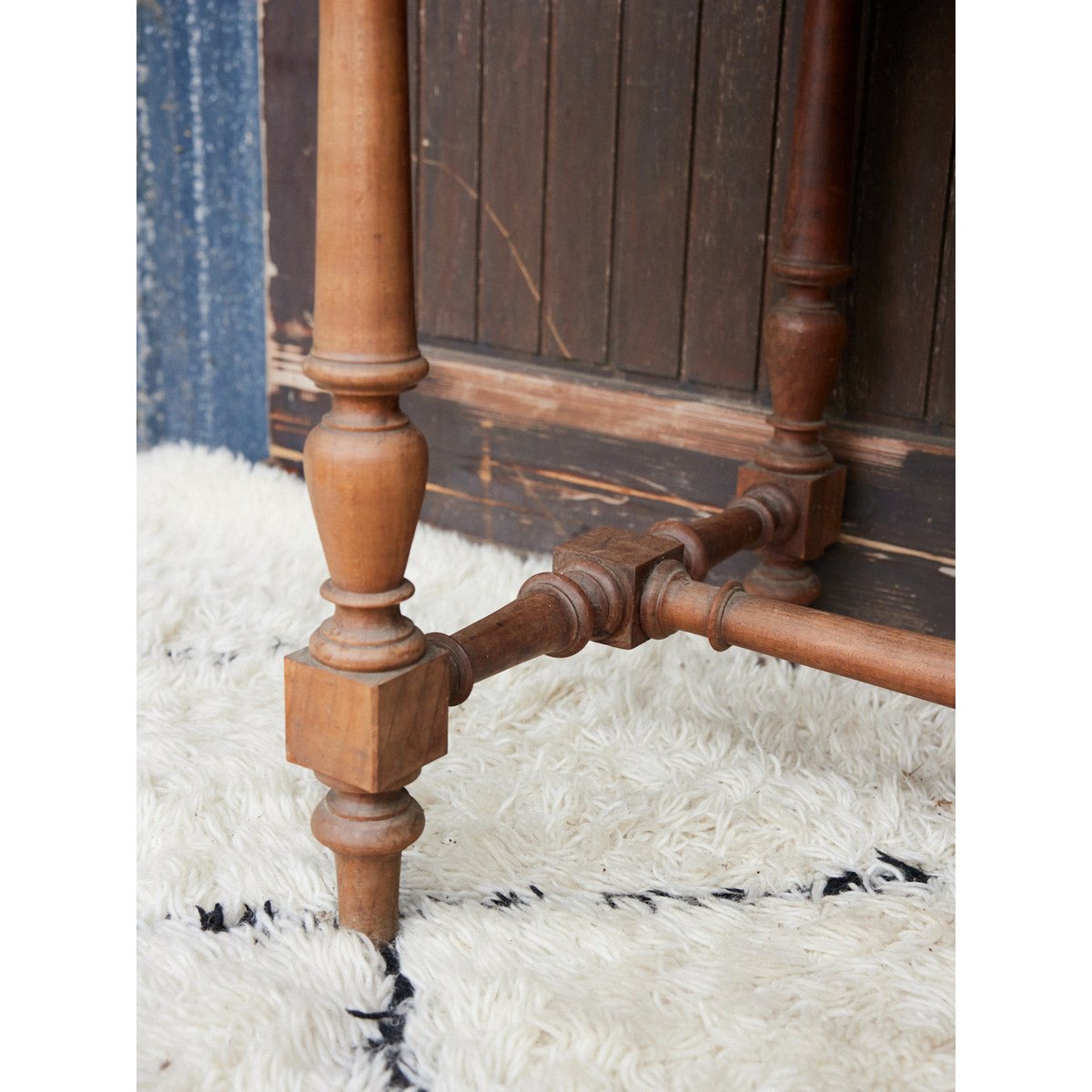 Table en bois patiné Francine N°1692 - Bon état bois clair, DEBONGOUT