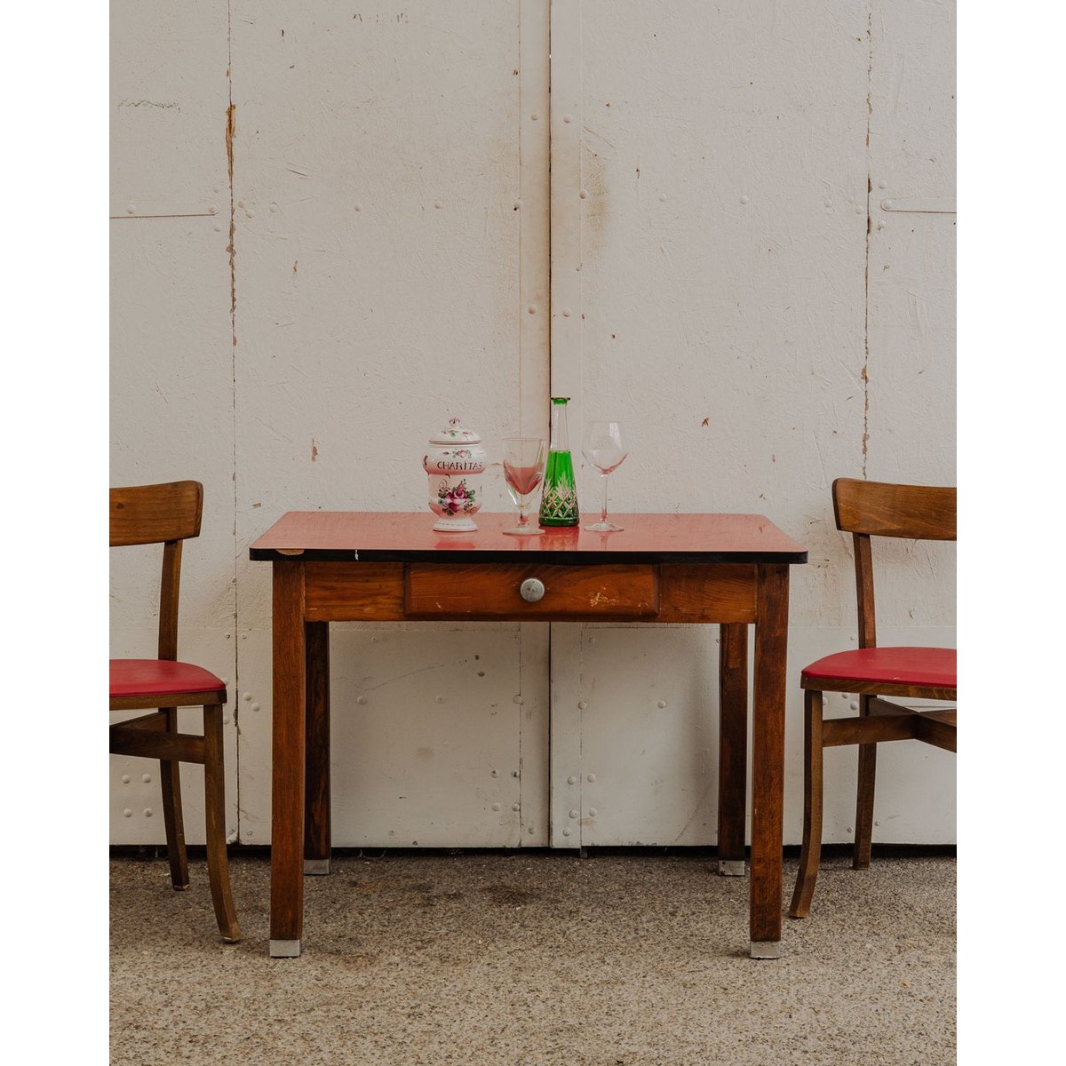 Table à manger en bois et formica rouge Karla N°1180 - Bon état bois foncé, DEBONGOUT