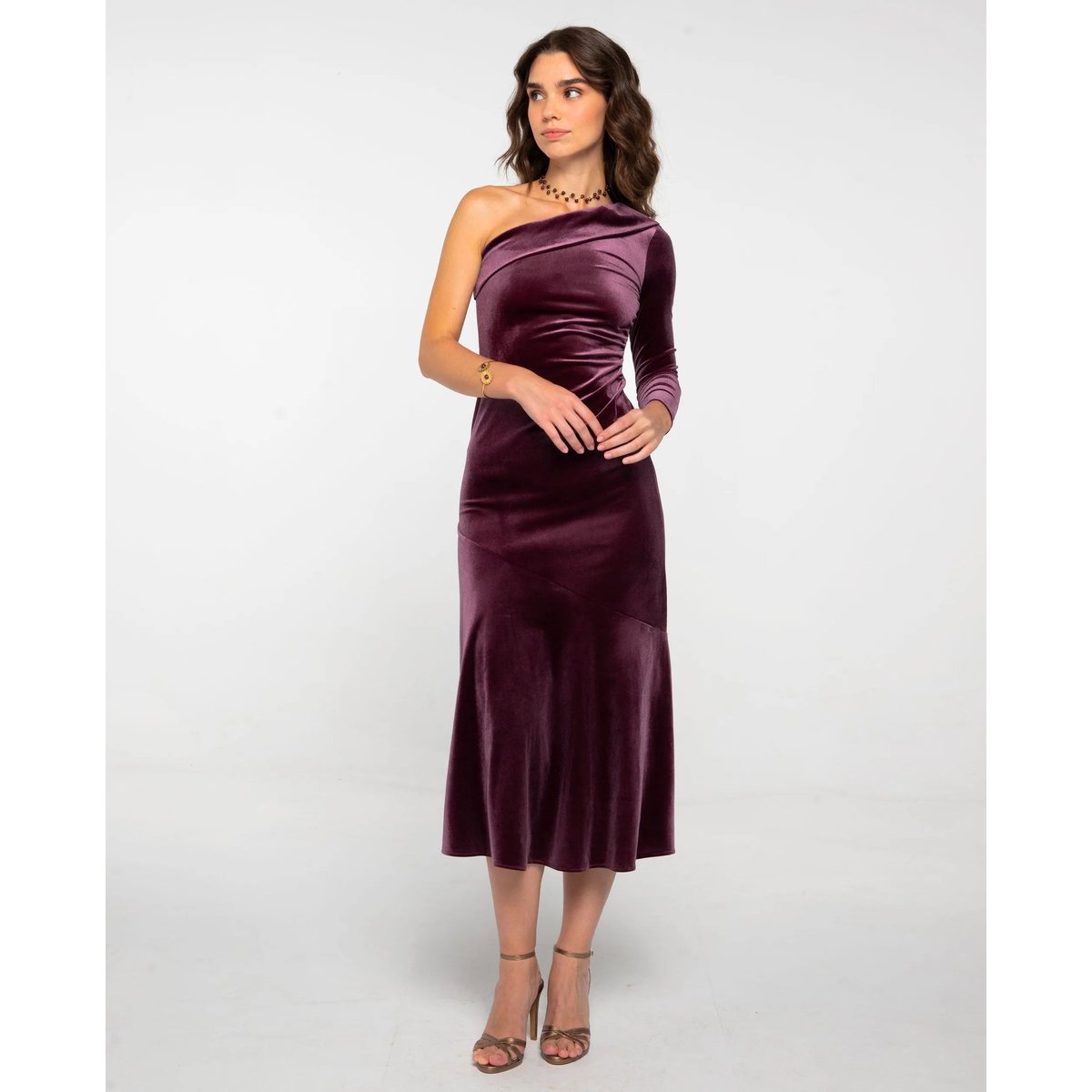 Robe midi avec encolure asymétrique, fronces sur le côté et volant dans le bas violet, THE-ARE