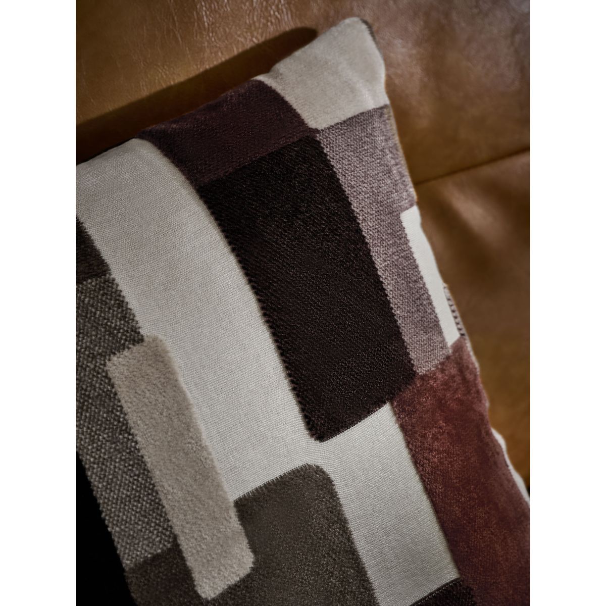 Coussin en velours coupé orson noir/blanc, NEXT