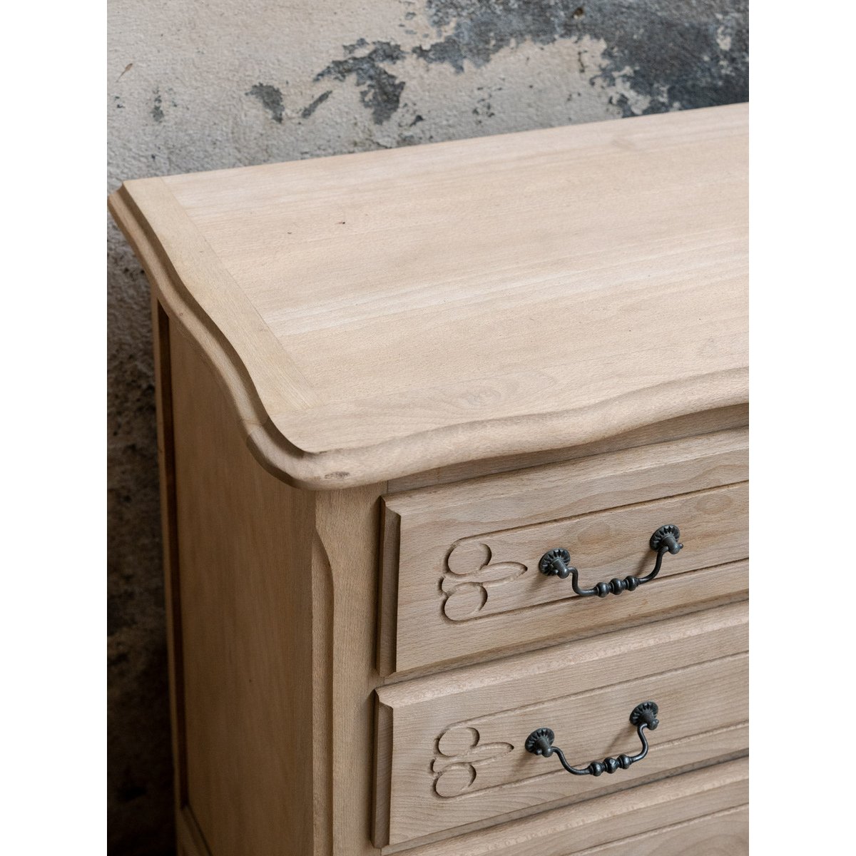 Commode en bois moulurée Garance N°773 - Bon état bois clair, DEBONGOUT