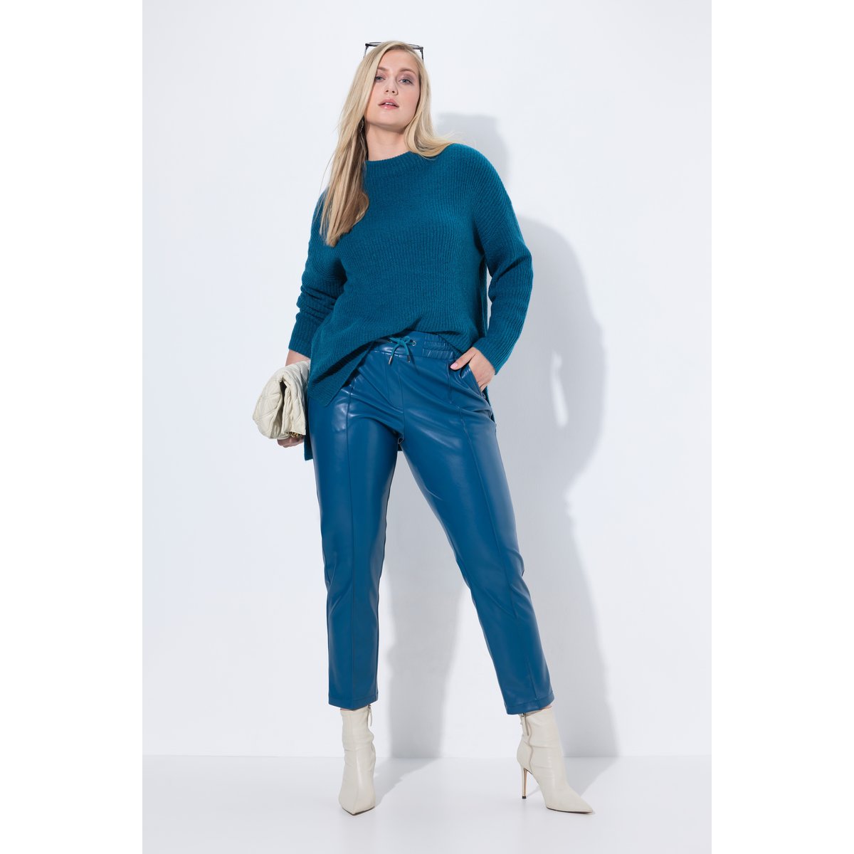 Pantalon 7/8 en similicuir. Passepoils et bleu pétrole, ULLA POPKEN