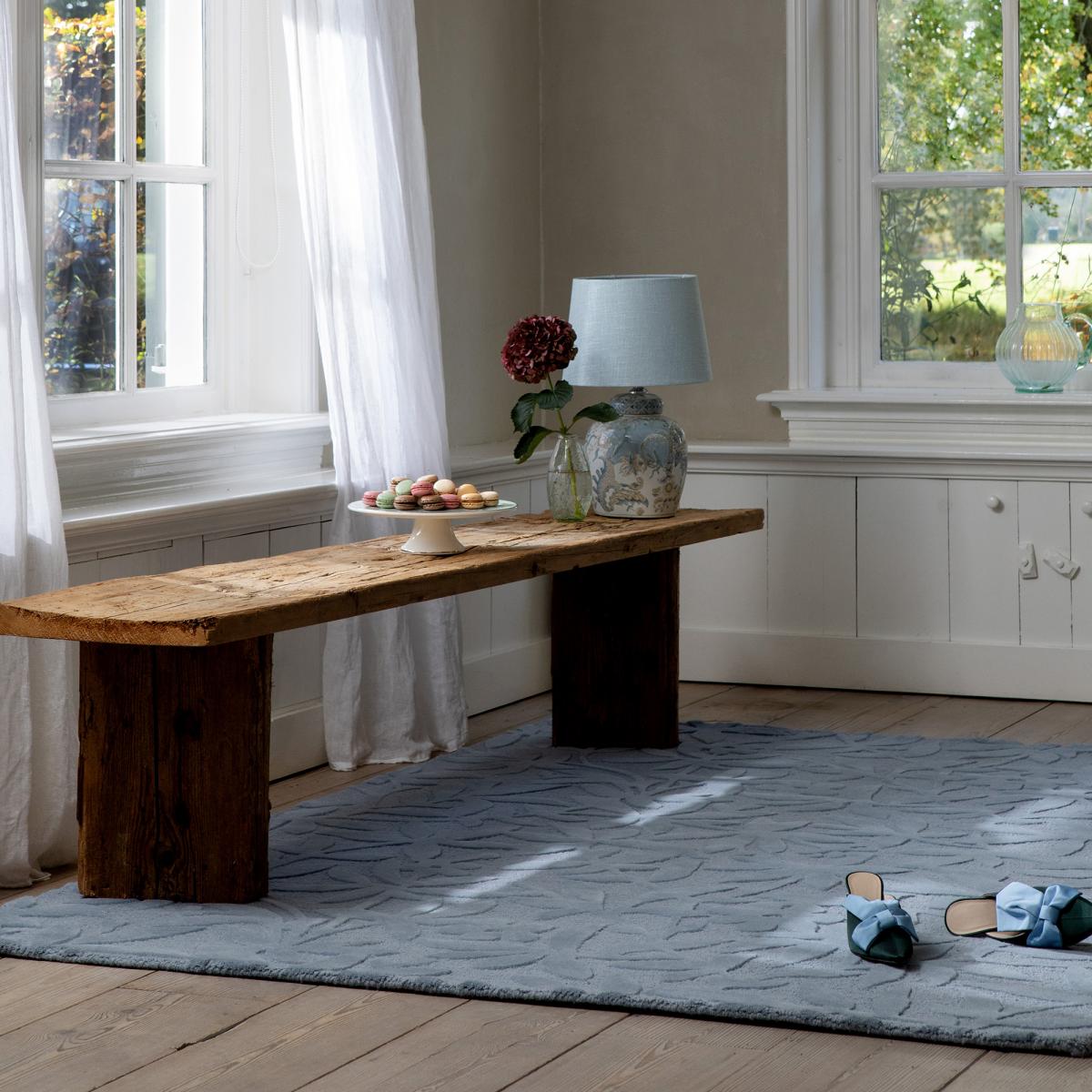 Tapis salon et chambre fait main en laine motif floral CLEAVERS bleu, UN AMOUR DE TAPIS