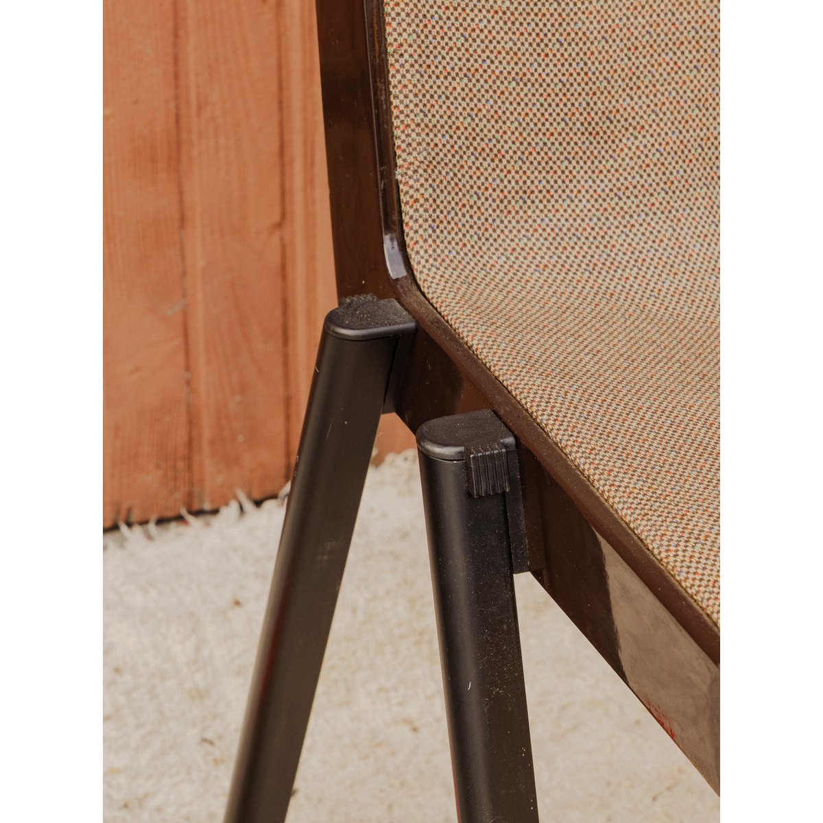 Chaise en plastique marron et tissu beige Alma N°2079 - Bon état marron, DEBONGOUT