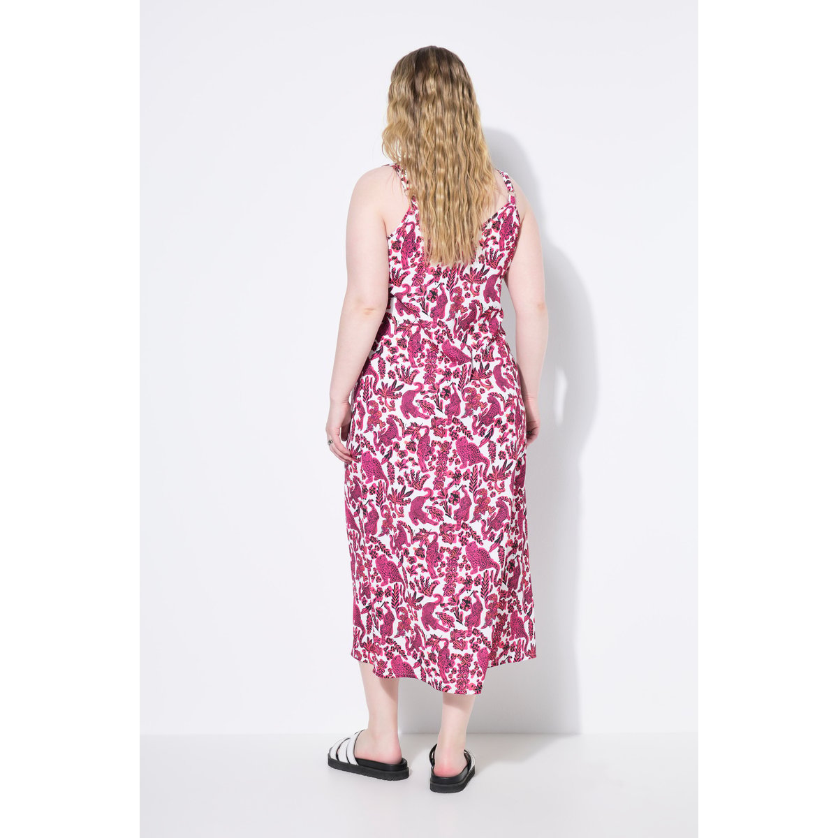 Robe maxi en satin, coupe évasée rouge hibiscus, STUDIO UNTOLD
