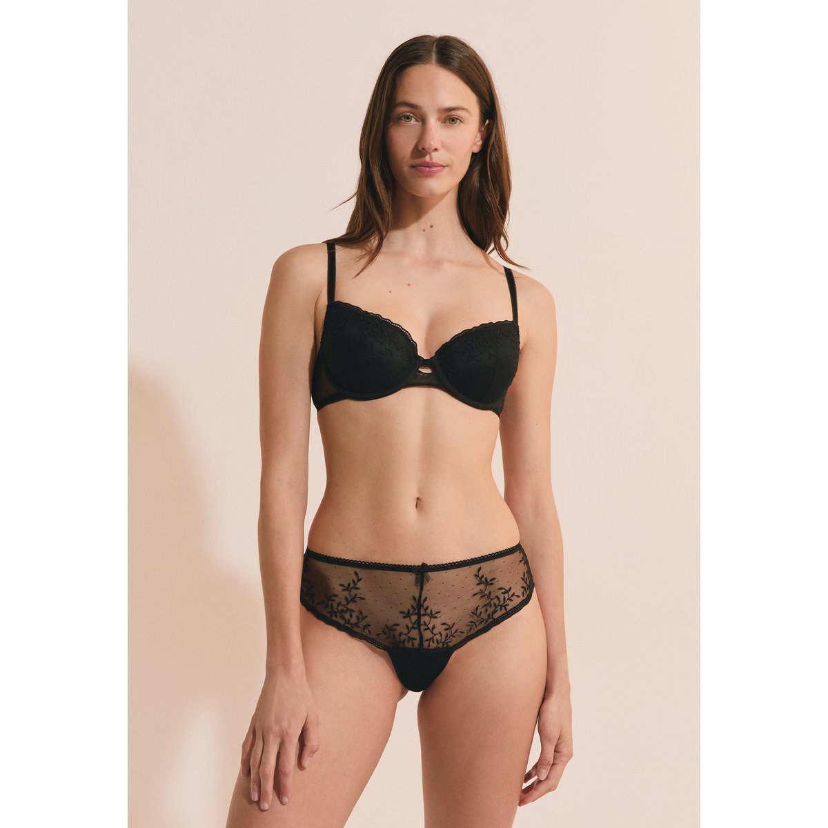 Soutien-gorge N.4 - Le coques fines avec broderie AMAZONE noir, ETAM
