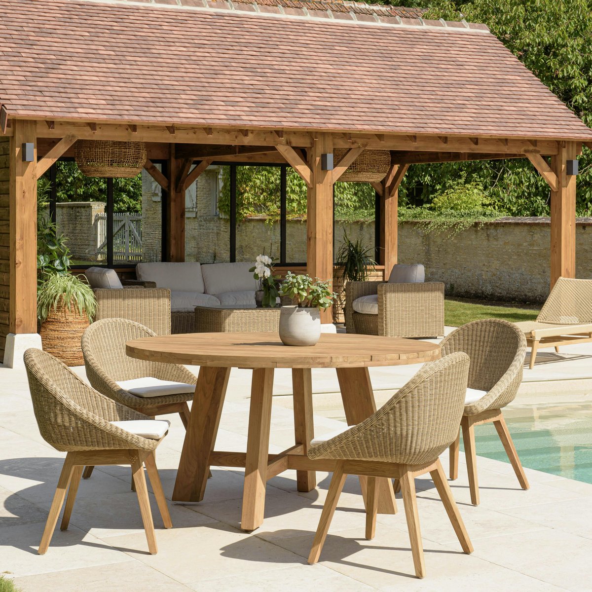 Salon de jardin teck naturel 1 table ronde 150 cm + 4 chaises arrondies résine tressée MANY bois naturel, PIER IMPORT