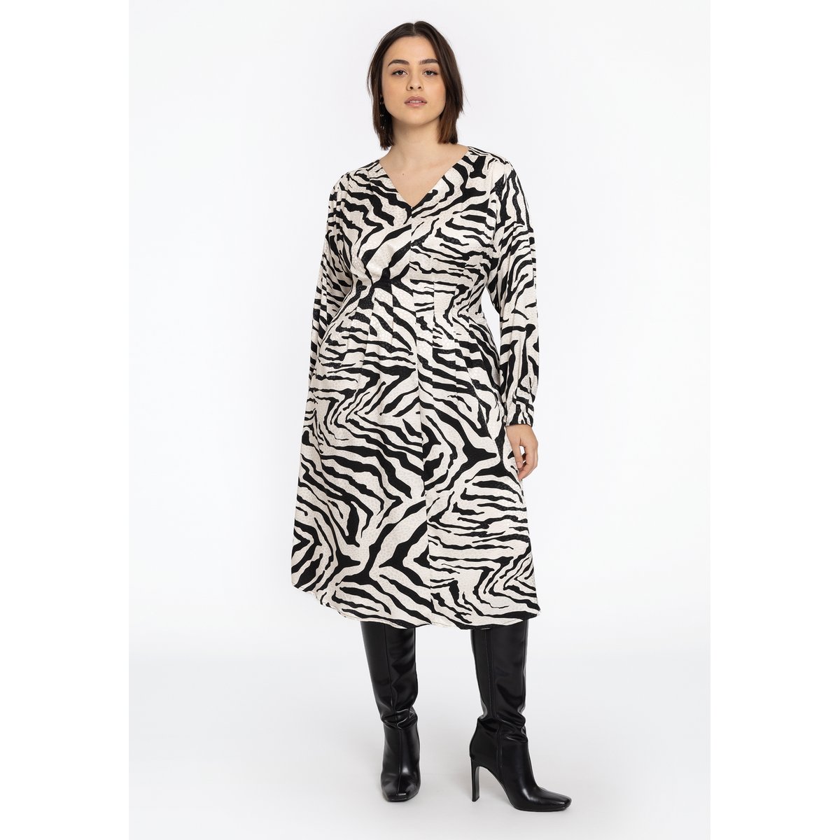 Robe v-cou noir, YOEK
