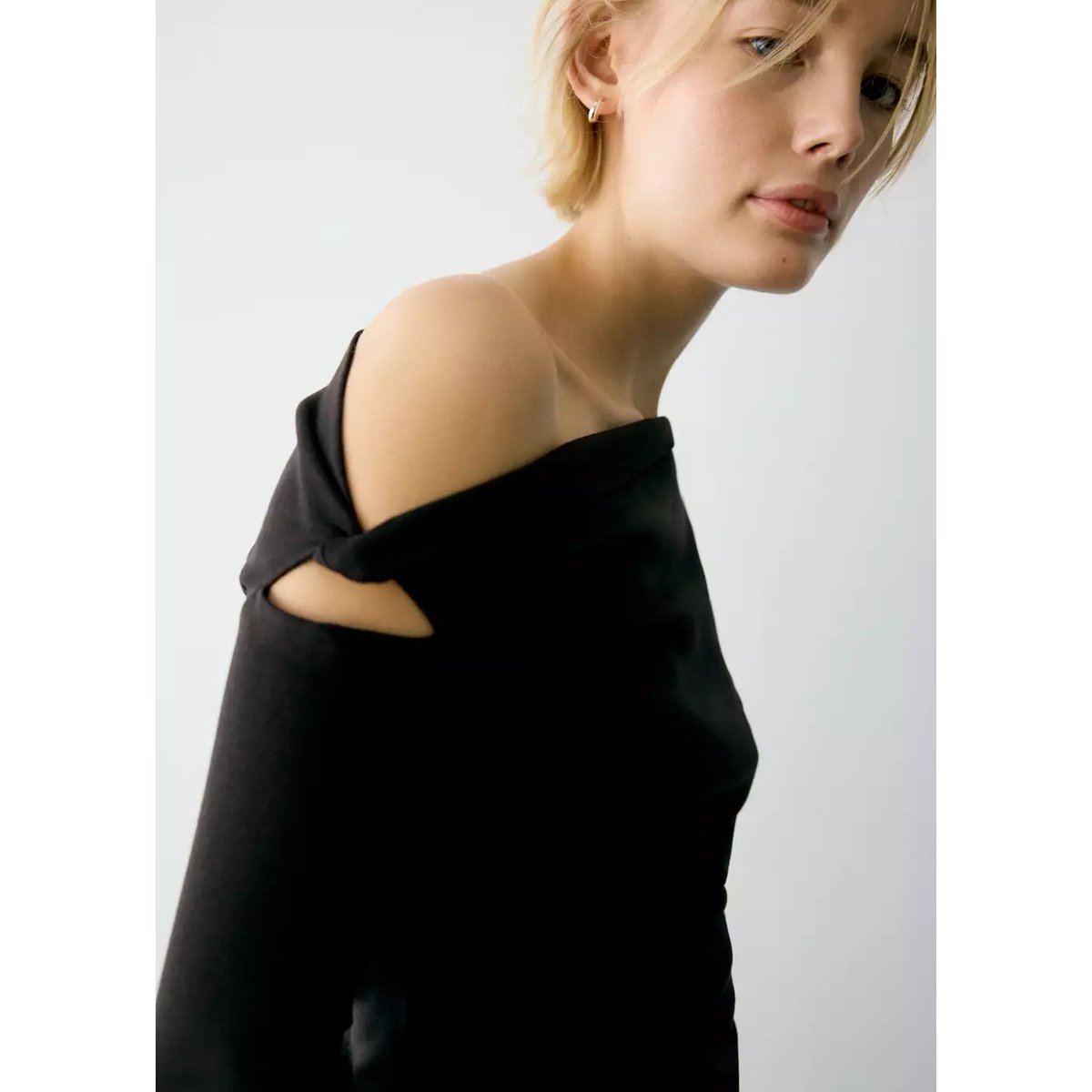 T-shirt coton à décolleté asymétrique noir, MANGO TEEN