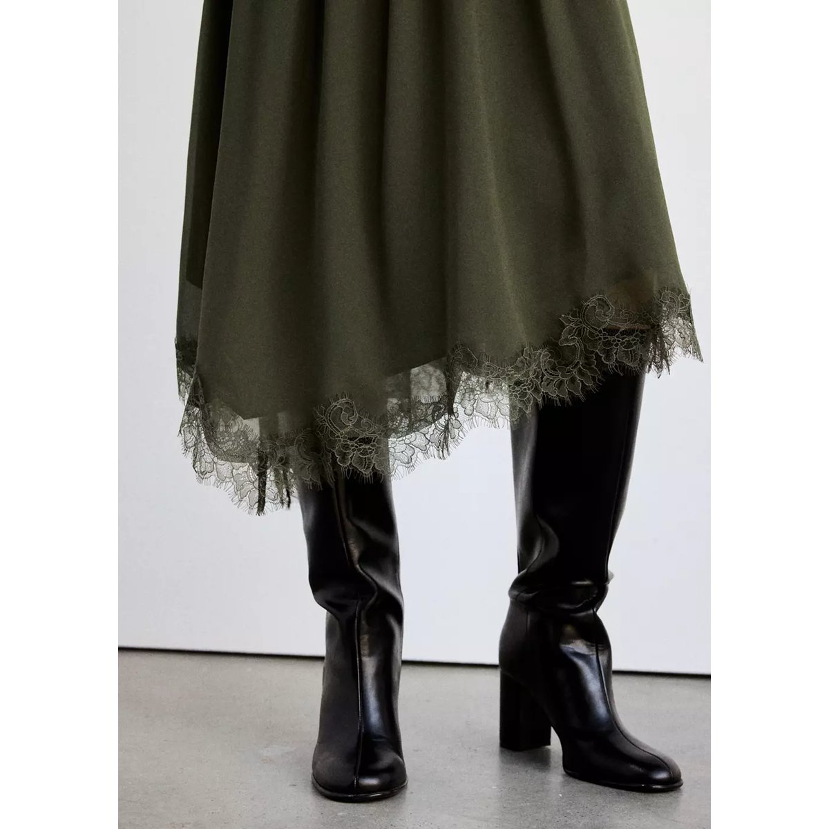 Robe à double ceinture en dentelle moutarde, MANGO
