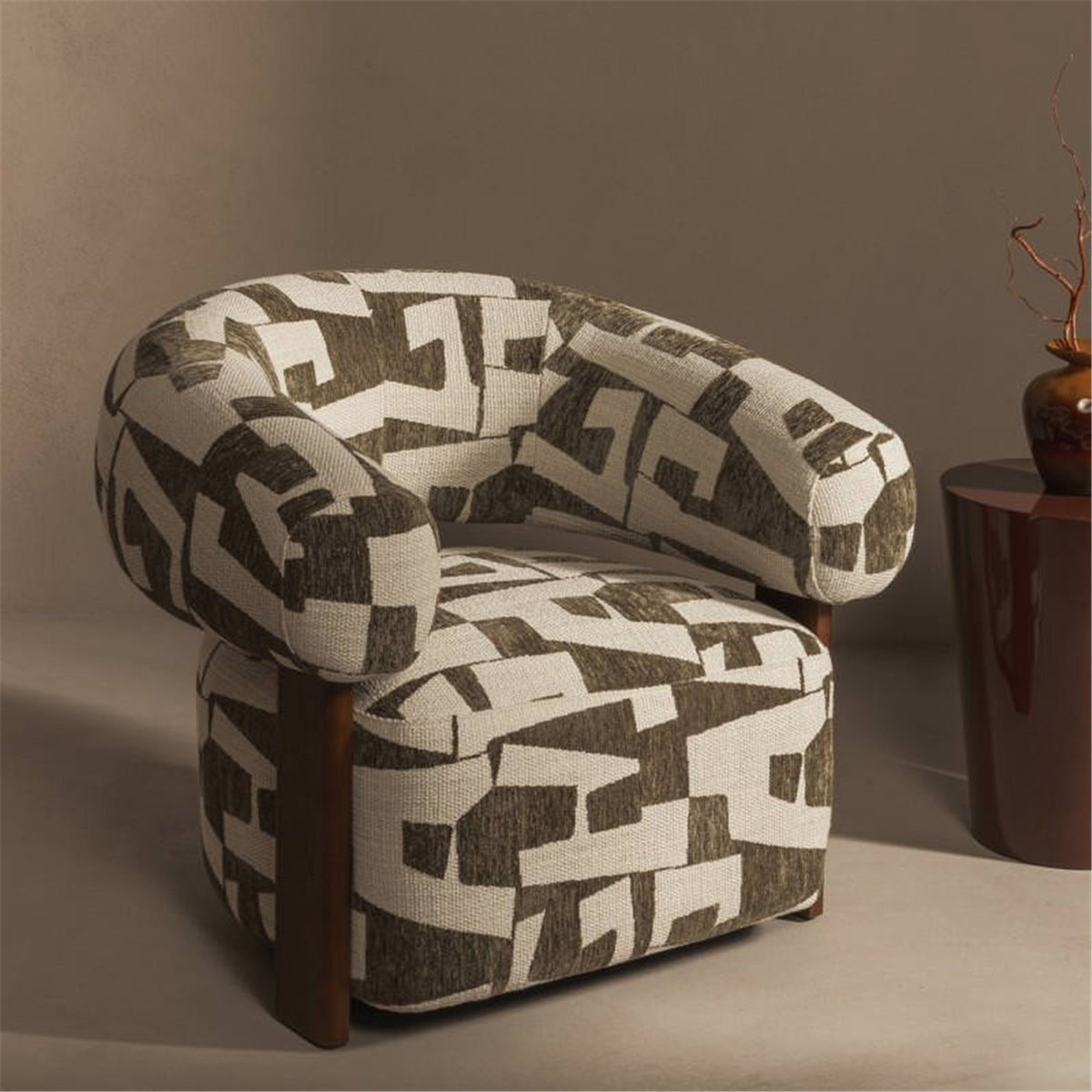 Fauteuil lounge ANNABEL aux formes arrondies olive et crème avec pieds noyer, RECOLLECTION