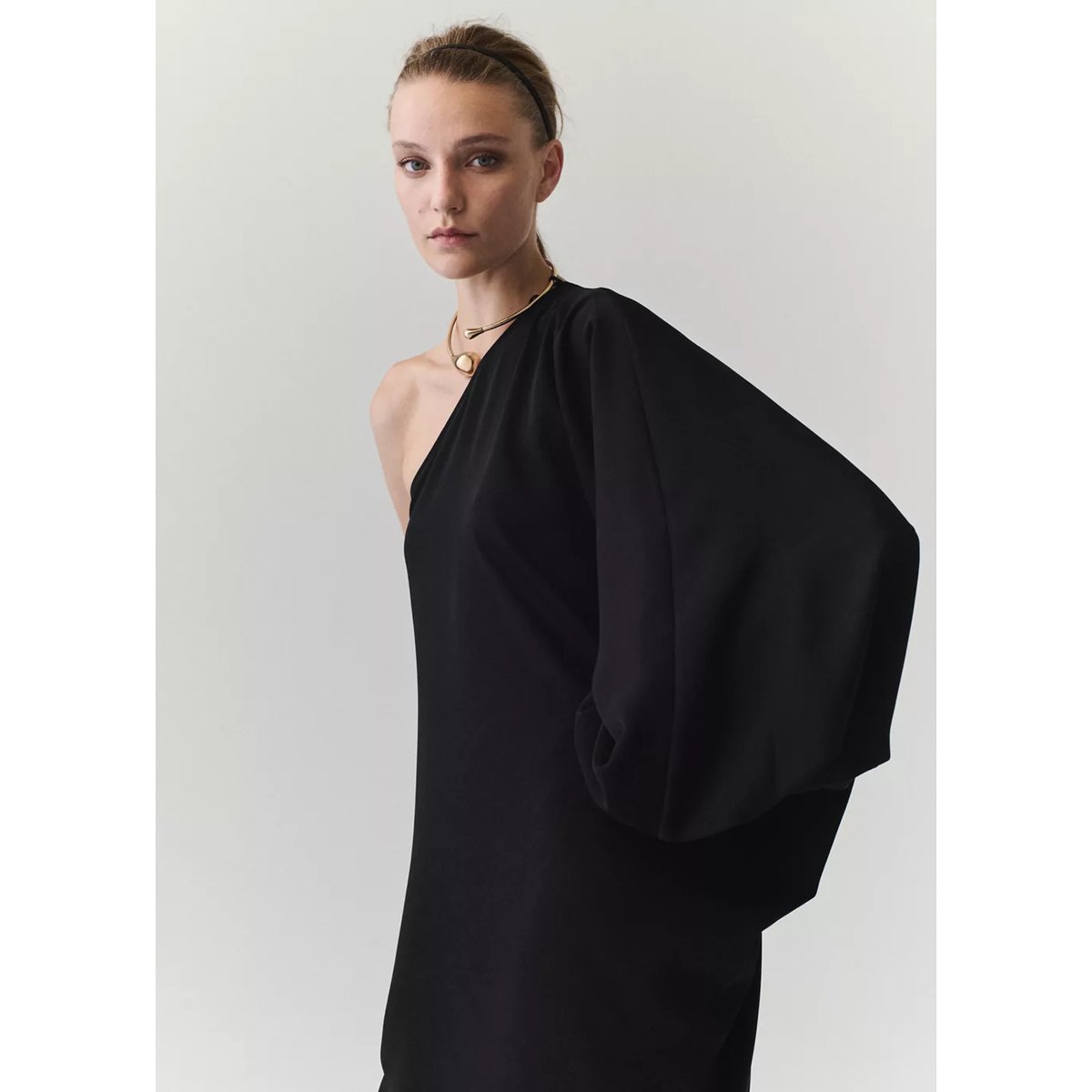 Robe asymétrique avec collier noir, MANGO