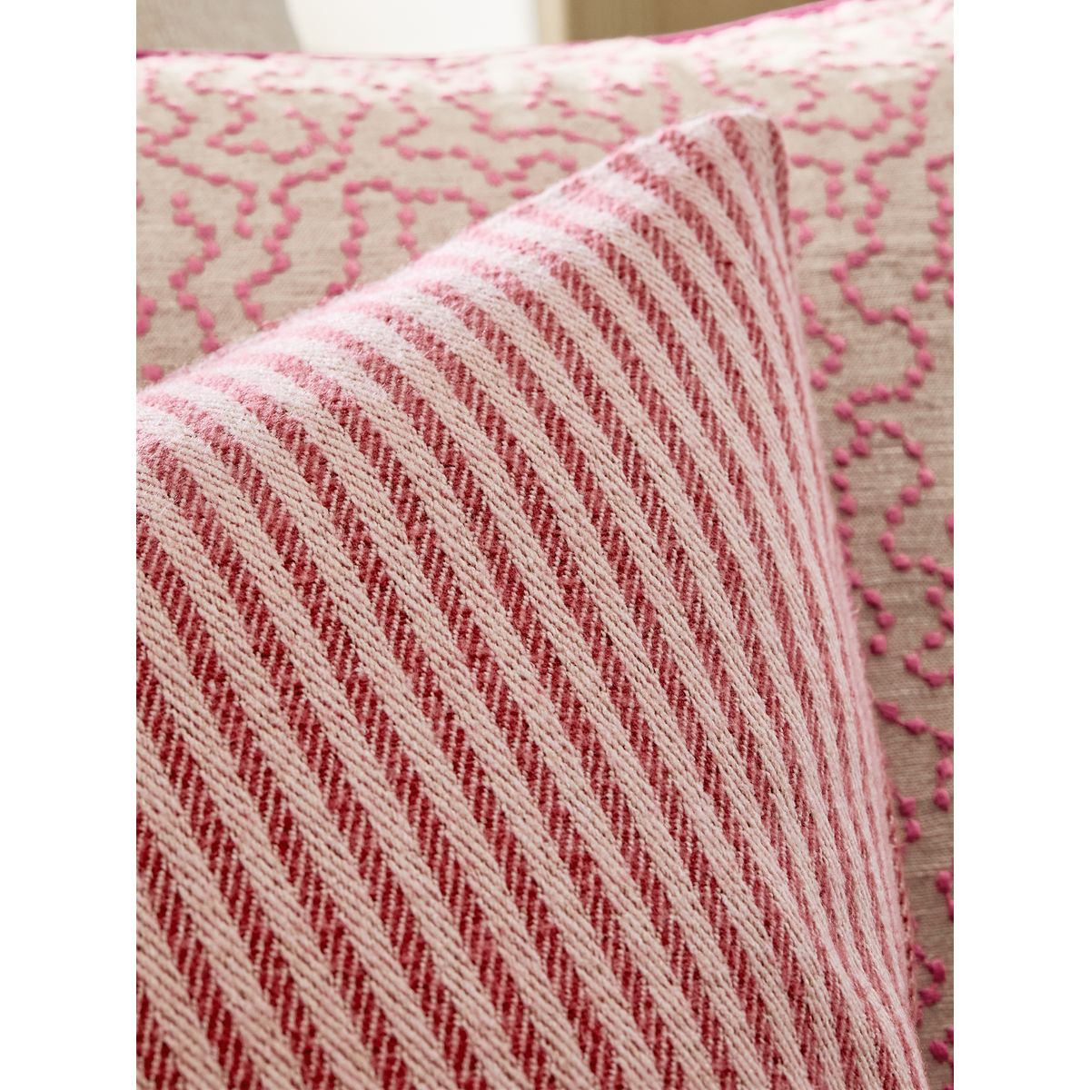 Coussin à rayures tissées 50 x 50 cm rose, NEXT