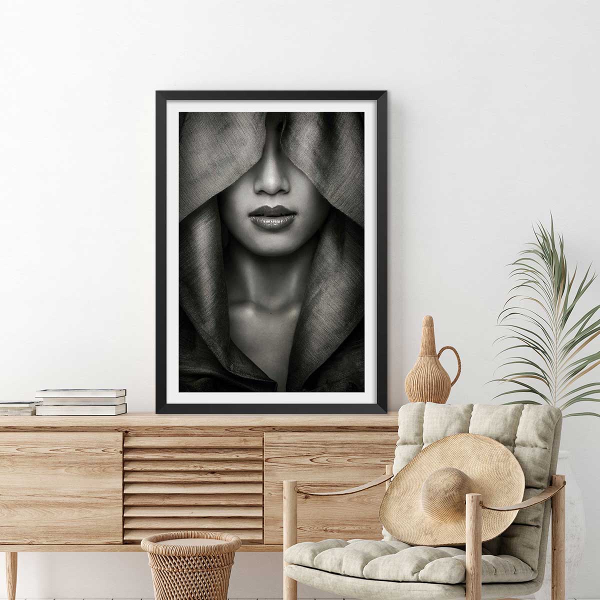Affiche portrait de femme - Capuche affiche + cadre en bois - noir, HEXOA