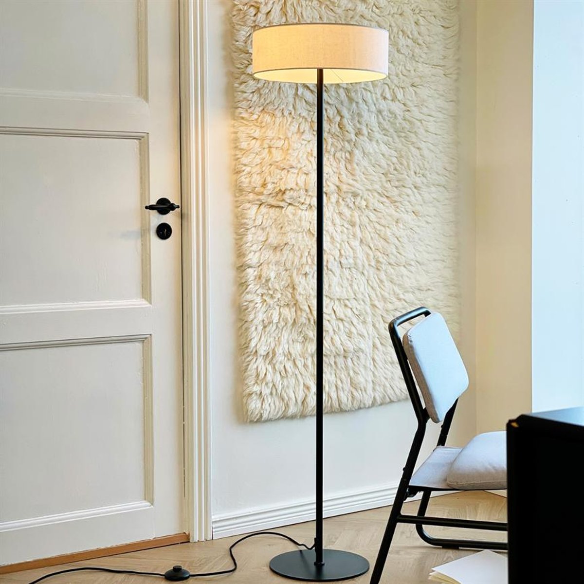 Lampadaire en métal et tissu Noir/Blanc Calix noir/blanc, DYBERG LARSEN