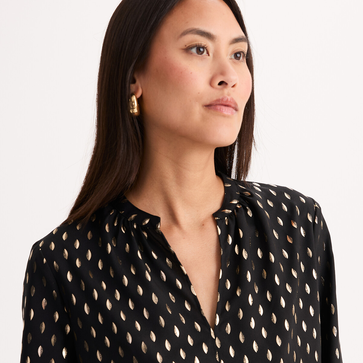 Blusa fluida, de lunares, cuello en pico negro/dorado, ANNE WEYBURN