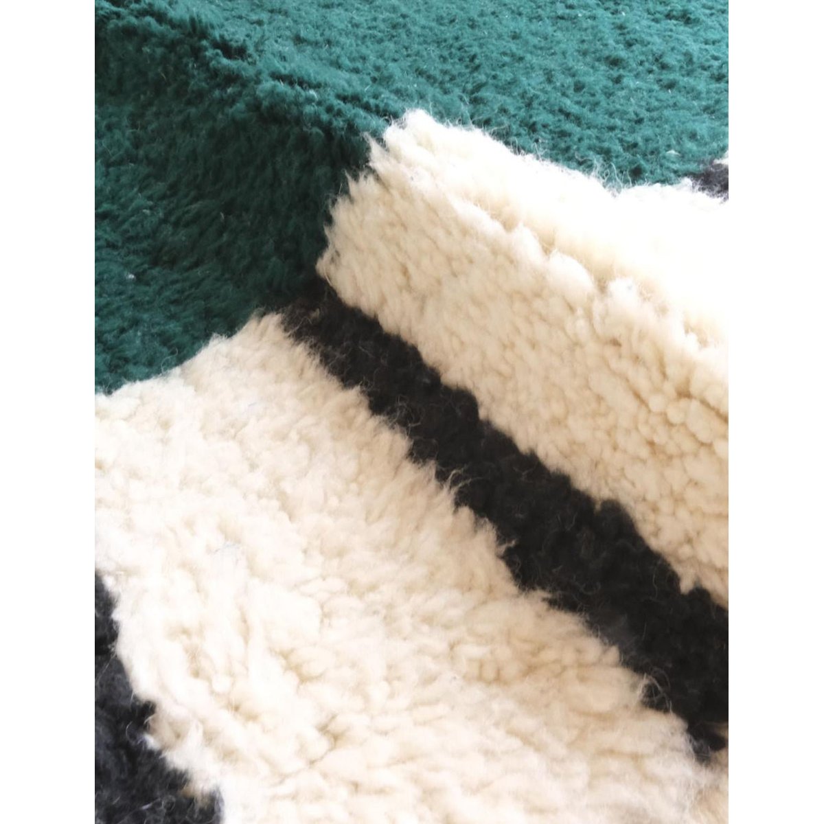 Tapis berbère contemporain aux lignes graphiques en laine 184 x 276 cm vert naturel, AFK LIVING