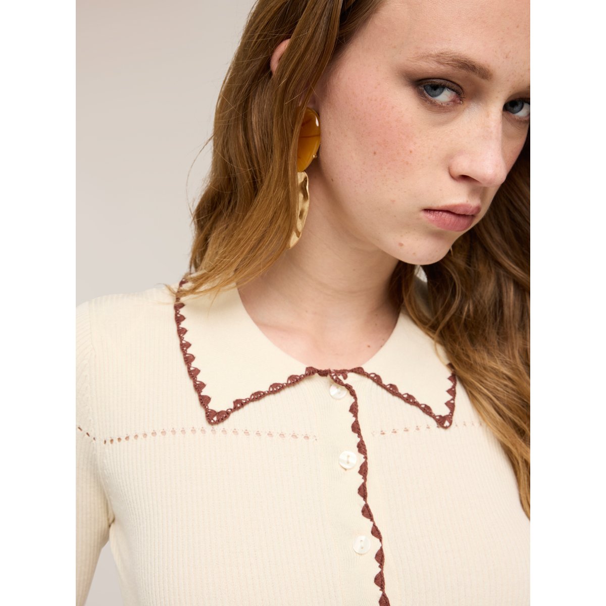Cardigan avec bordures brodées beige, MOTIVI