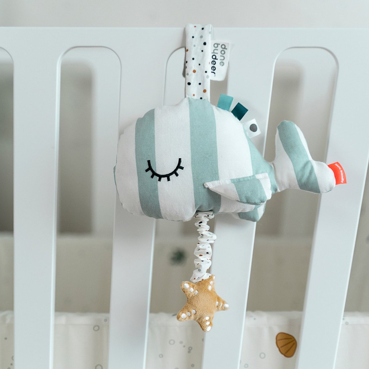 Peluche musicale bleu, blanc, jaune, DONE BY DEER