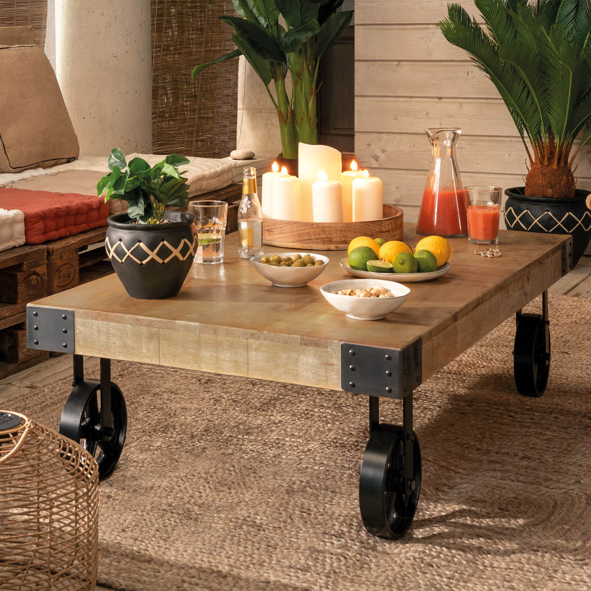 Table basse bois de manguier sur roues SILAS beige, ATMOSPHERA