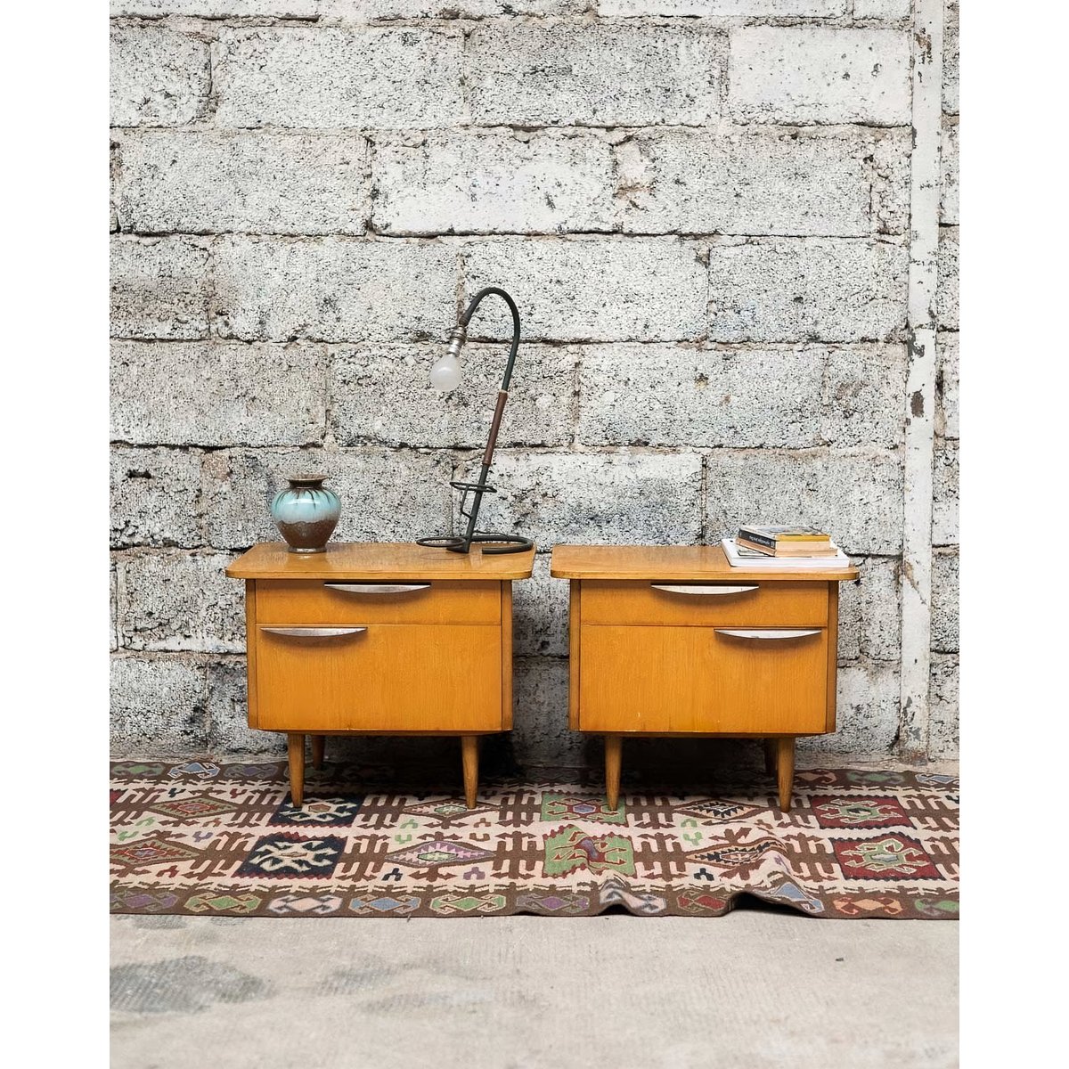 Paire de tables de chevet asymétriques Maïa N°1530 - Bon état bois clair, DEBONGOUT