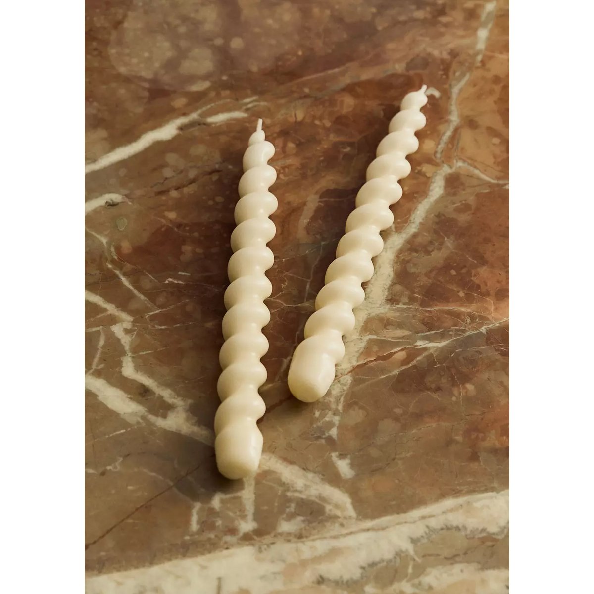 Bougies décoratives hautes avec motif en spirale blanc cassé, MANGO HOME