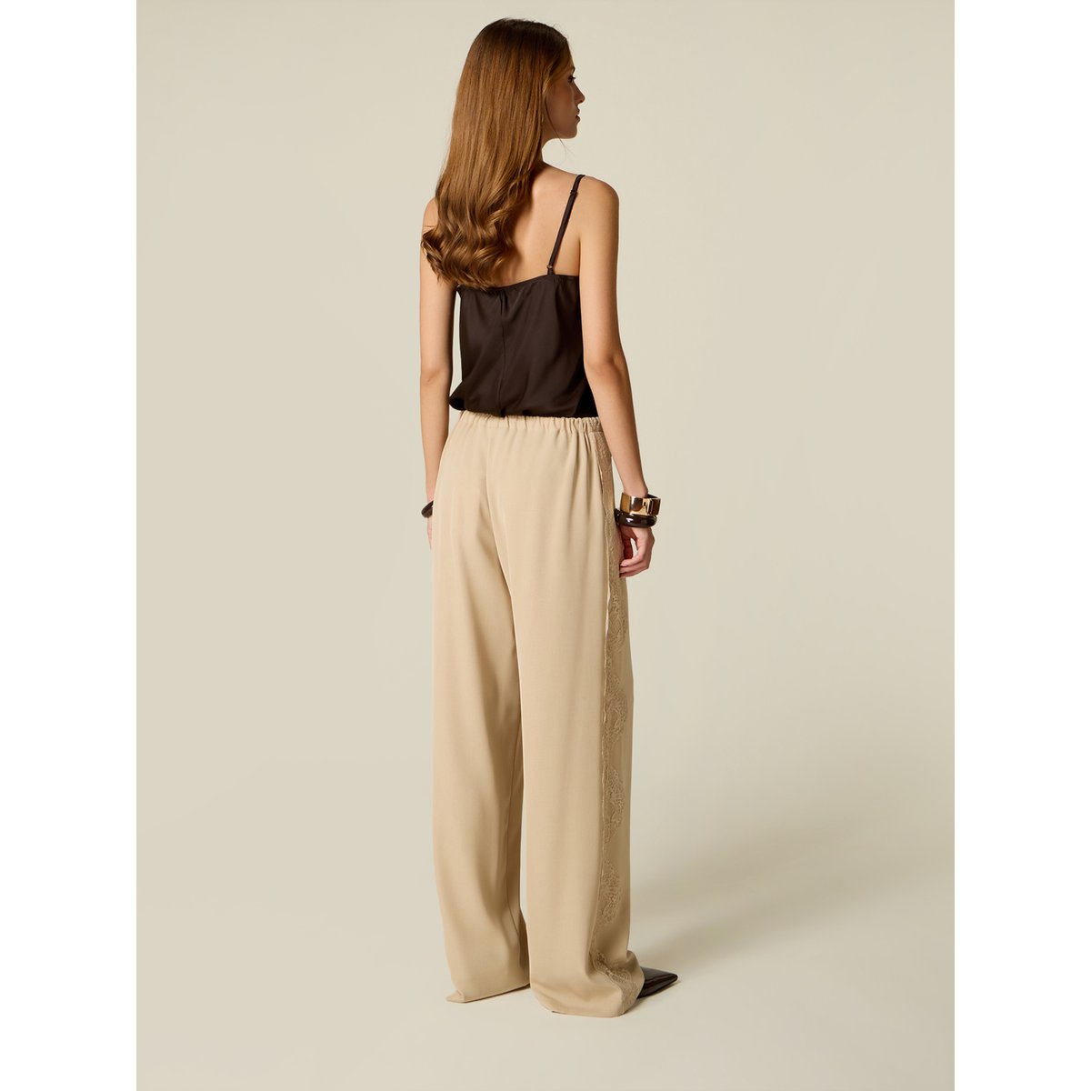 Pantalon palazzo avec inserts en dentelle florale beige, OLTRE