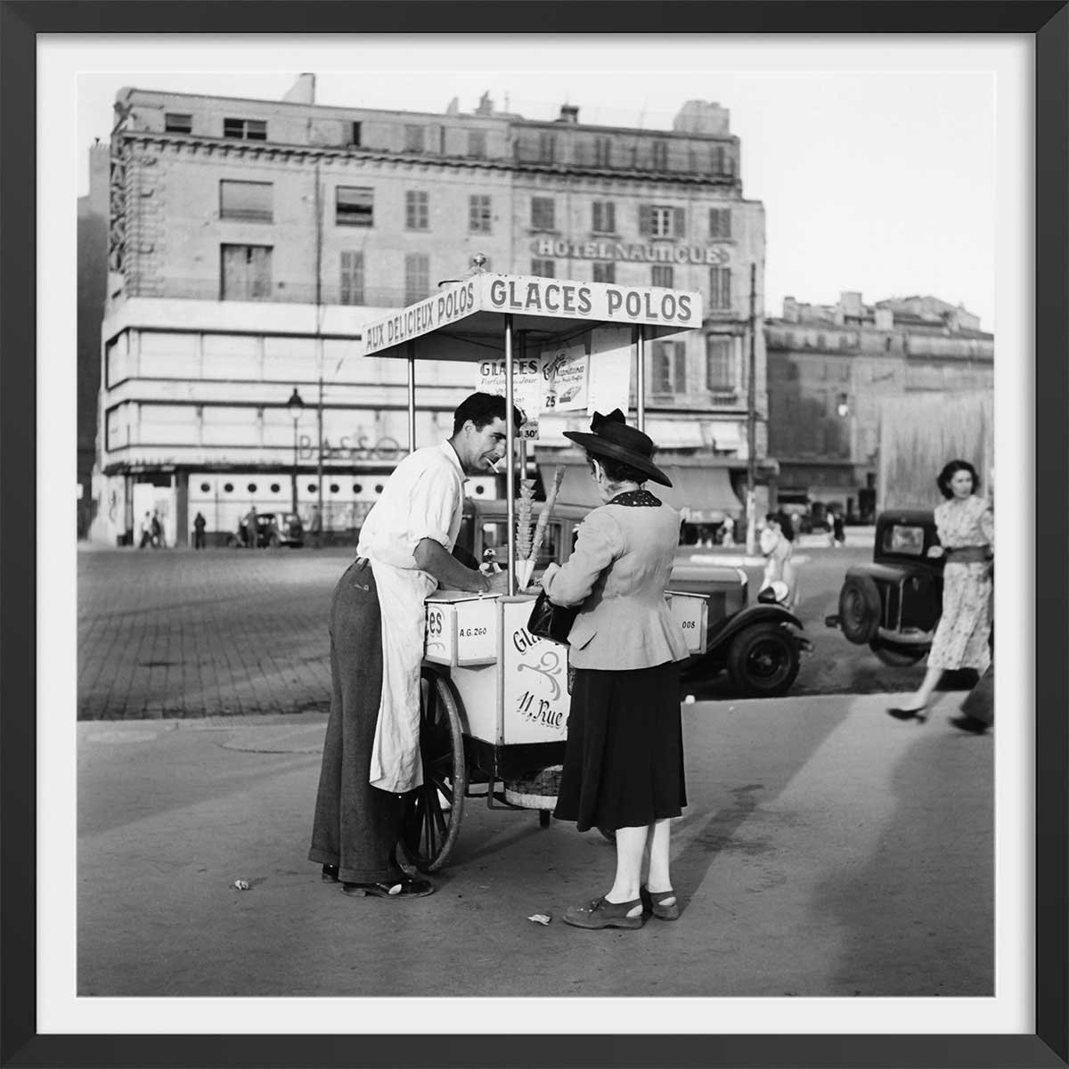 Affiche Marseille - Glaces Polos, Photo 1948 affiche + cadre en bois - noir, HEXOA