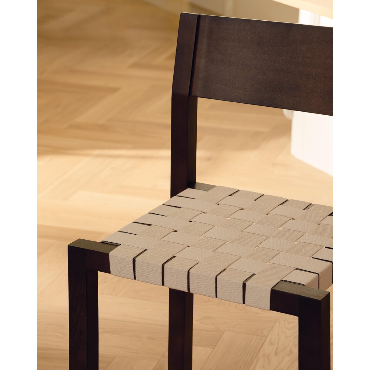 Chaise Toli - cadre en hêtre, assise tressée coton marron cacao, NOO.MA