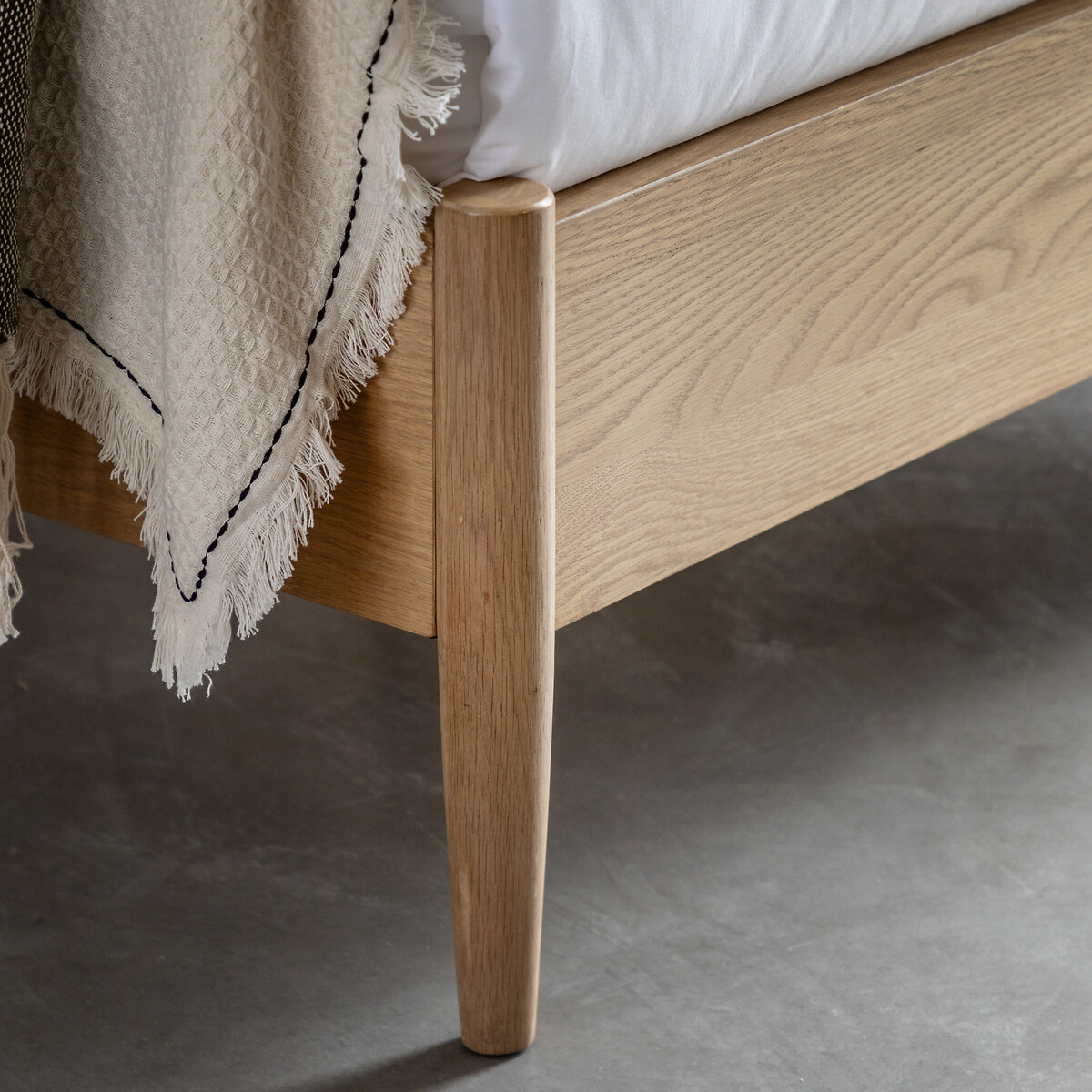 Hale Mid-Century Oak Spindle Bed oak, ÉDITÉ