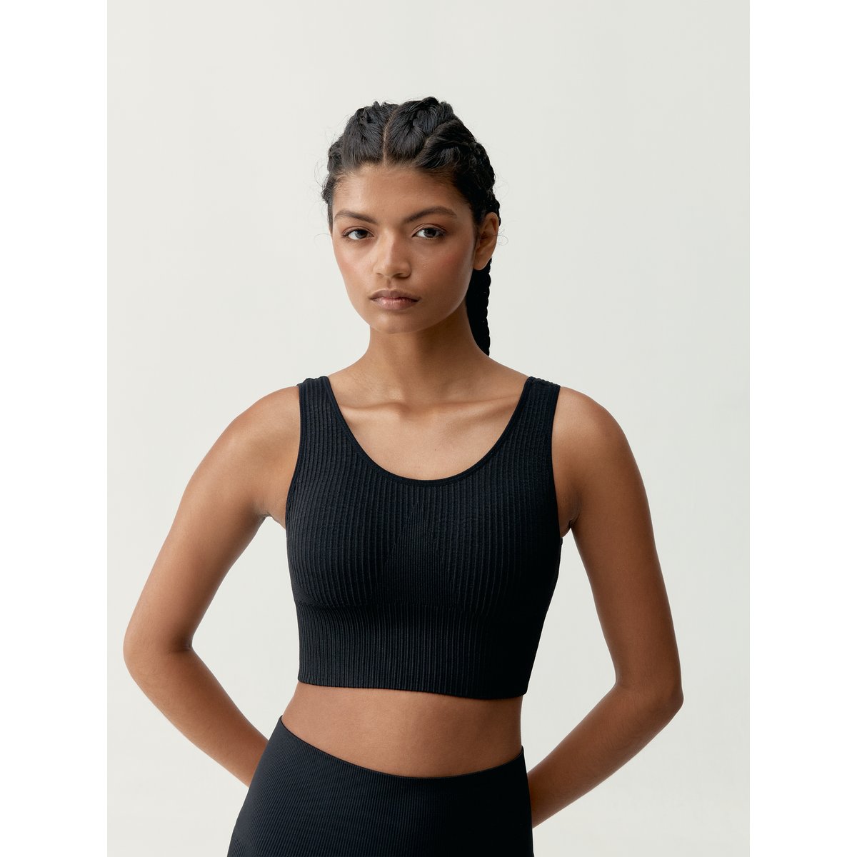 Brassière de sport femme Flow maintien moyen coussinets amovibles noir profond, BORN
