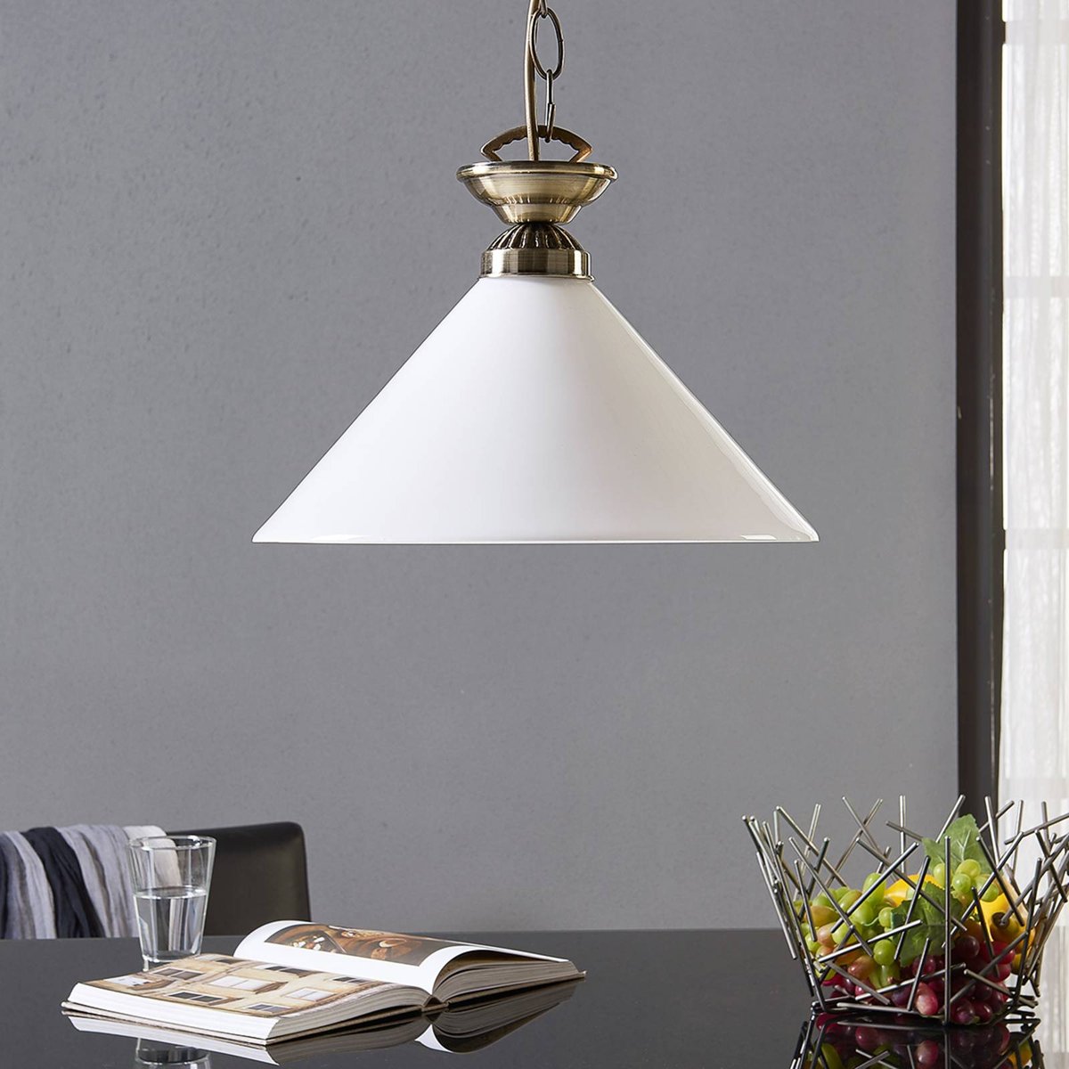 Suspension en verre antique, Otis blanc opale brillant, laiton vieilli, LINDBY