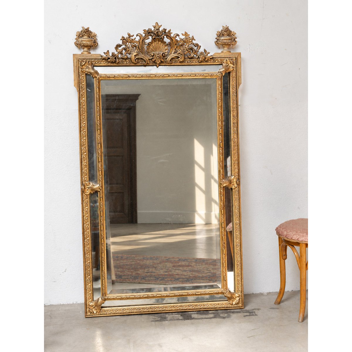 Grand miroir ancien style Louis XVI à parcloses et fronton sculpté Georges N°1384 - Bon état doré, DEBONGOUT