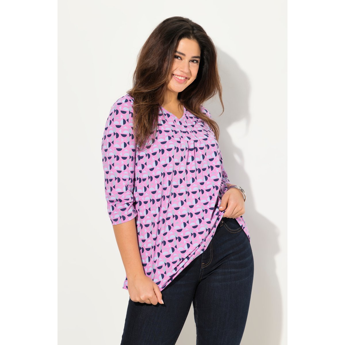 T-shirt avec plis fantaisie. Col en V et améthyste, ULLA POPKEN