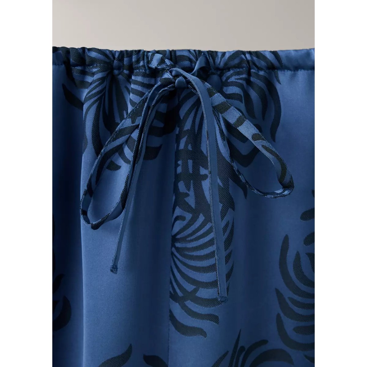 Pantalon satiné jacquard bleu nuit, MANGO